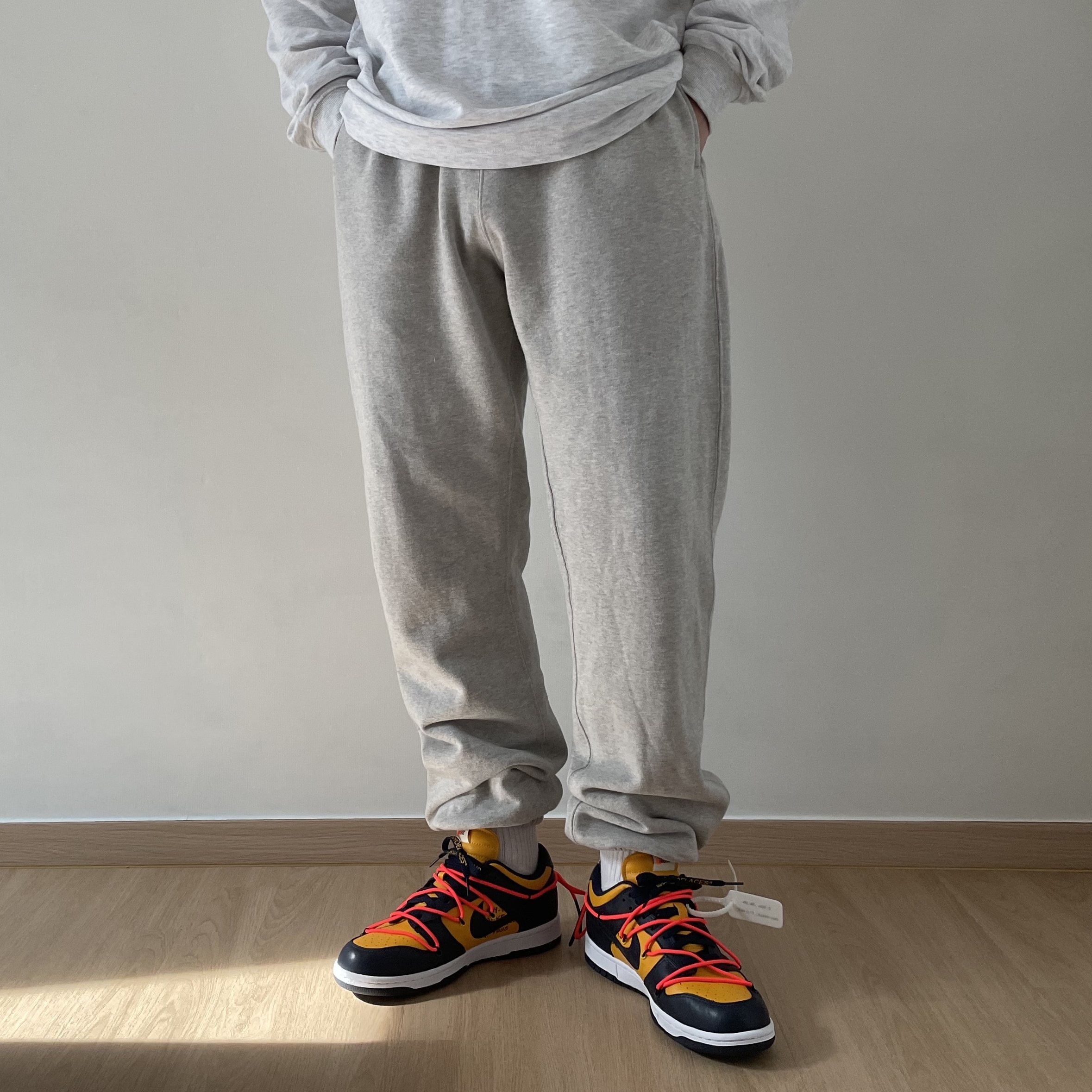IAB Studio Long Sleeve Light Gray, Nike x Off-White Dunk Low University Gold Midnight Navy 착용 스타일 - 2