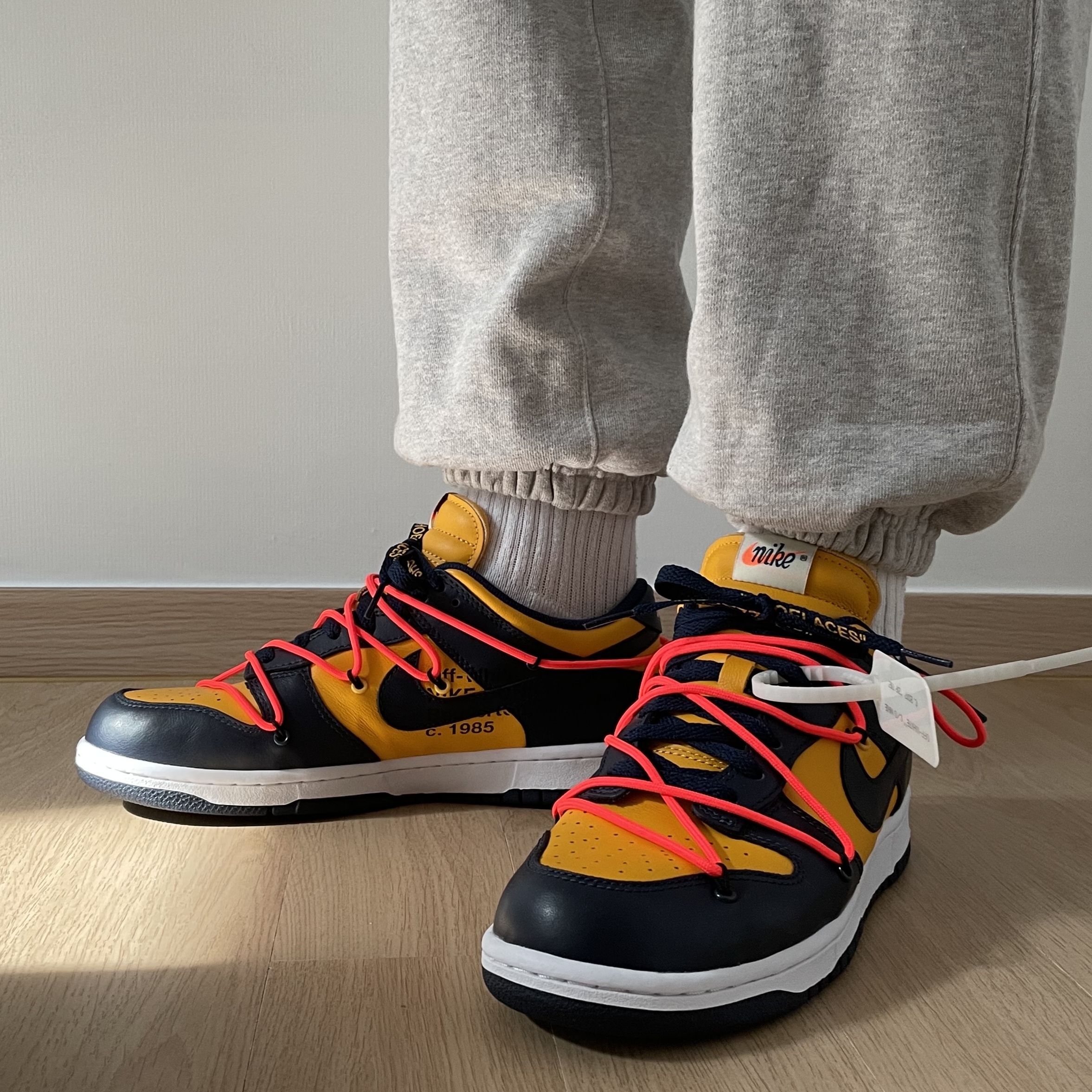 IAB Studio Long Sleeve Light Gray, Nike x Off-White Dunk Low University Gold Midnight Navy 착용 스타일 - 3