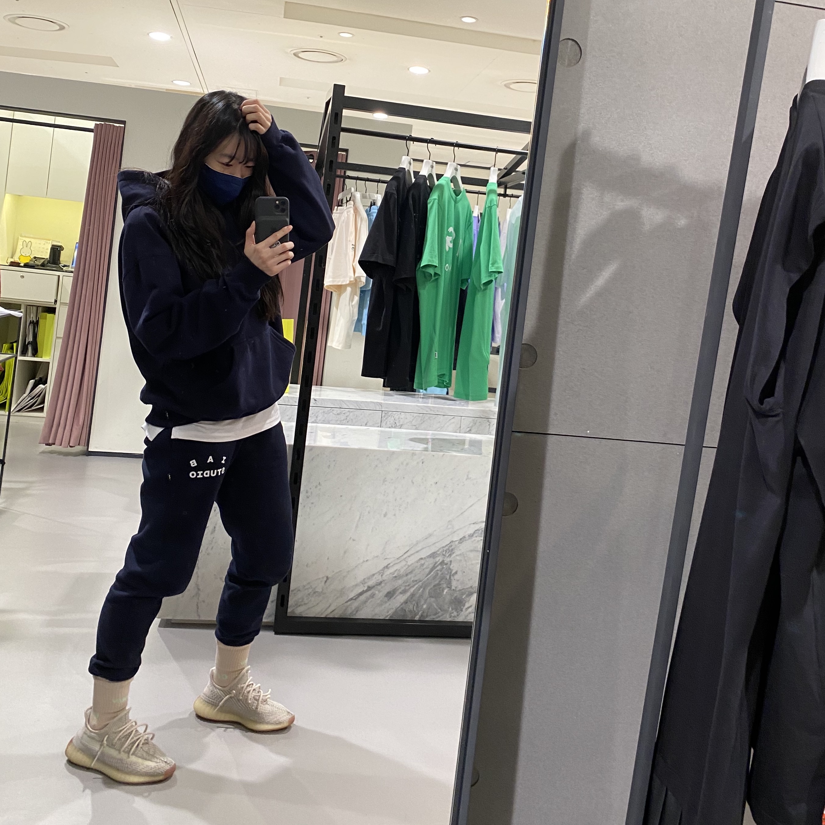 Adidas Yeezy Boost 350 V2 Citrin - Non-Reflective, IAB Studio Hoodie Navy - 21SS 착용 스타일 - 1