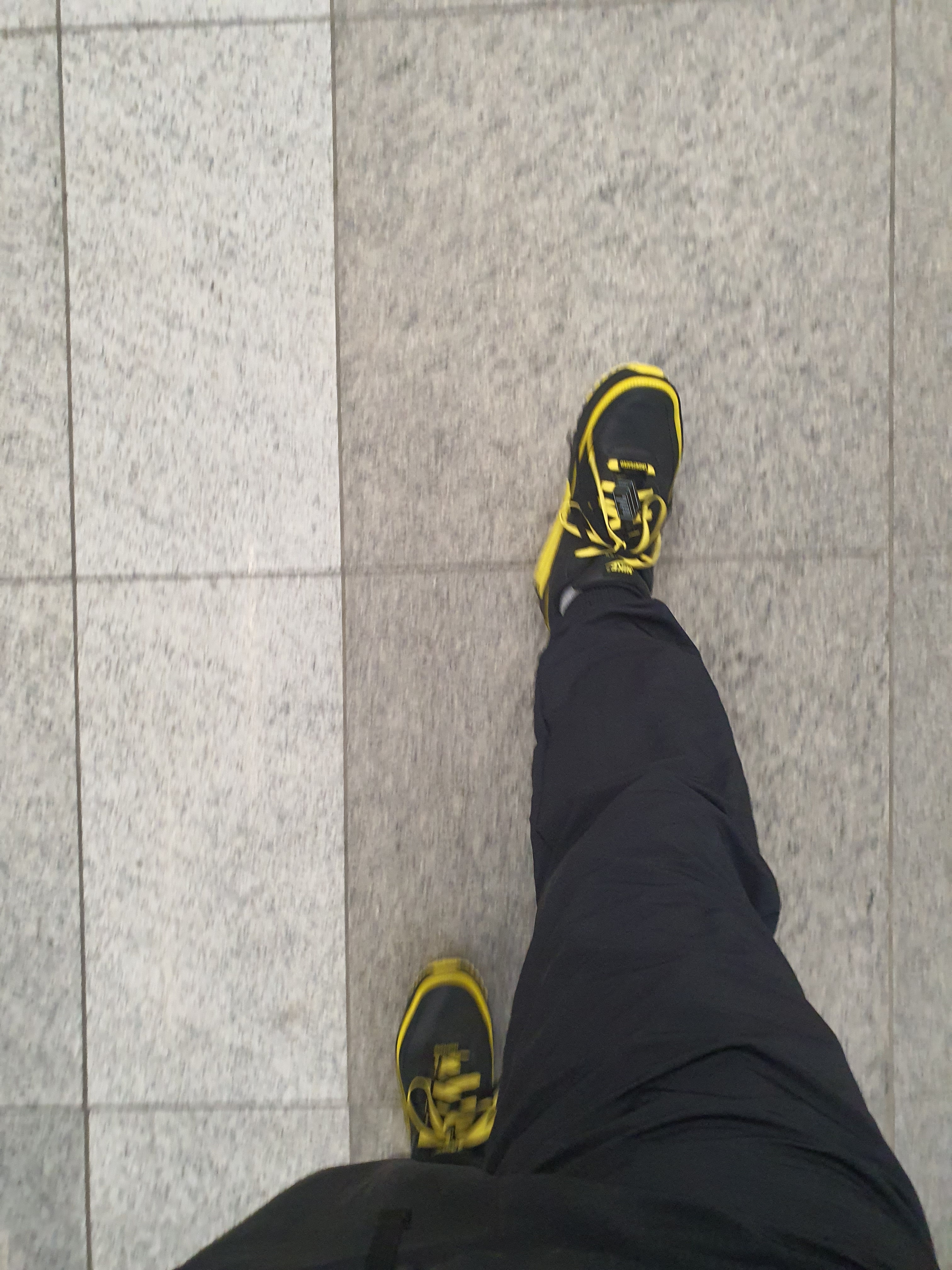 Nike x Undefeated Air Max 90 Black Optic Yellow 착용 스타일 - 2