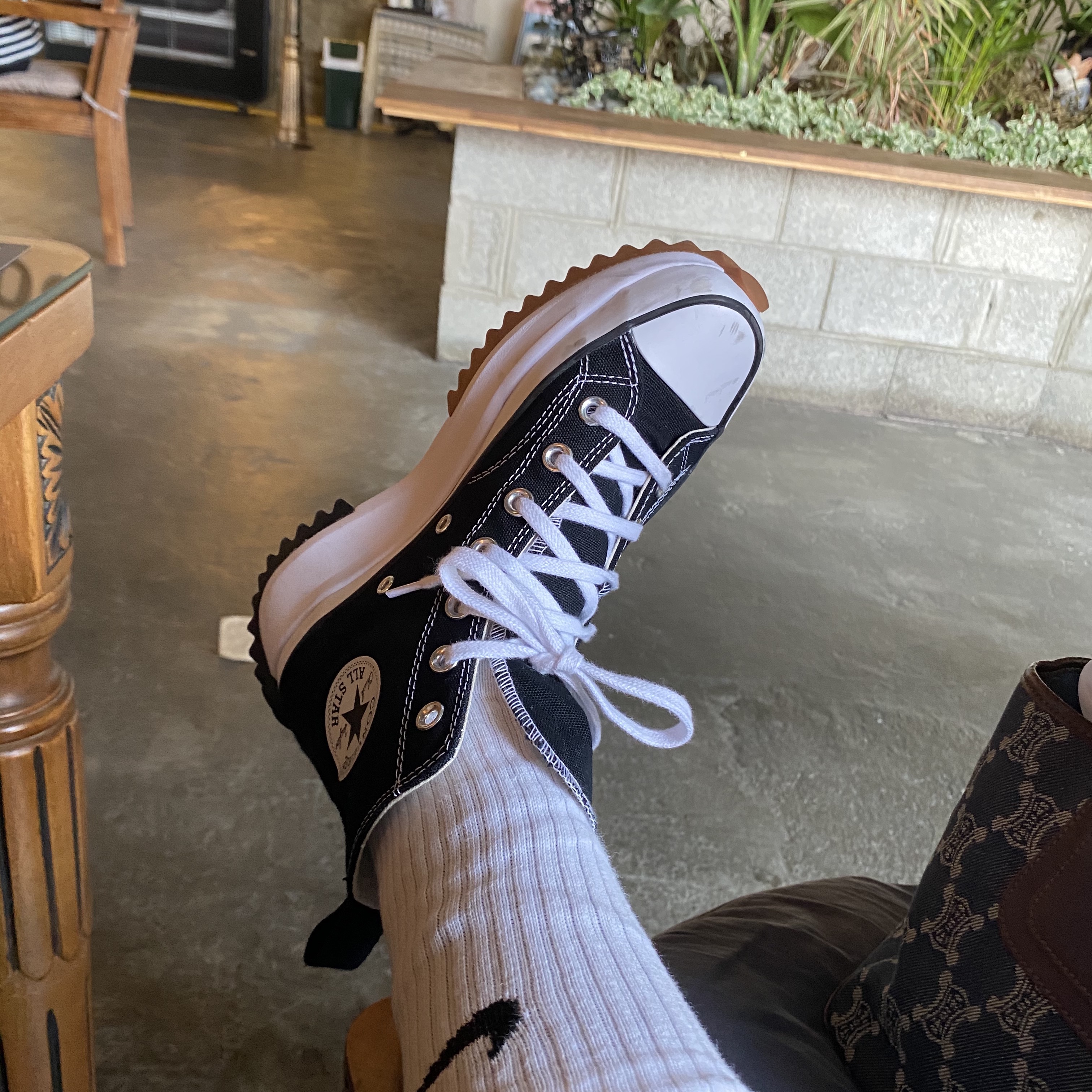 Converse Run Star Hike Hi Black White Gum 착용 스타일 - 3