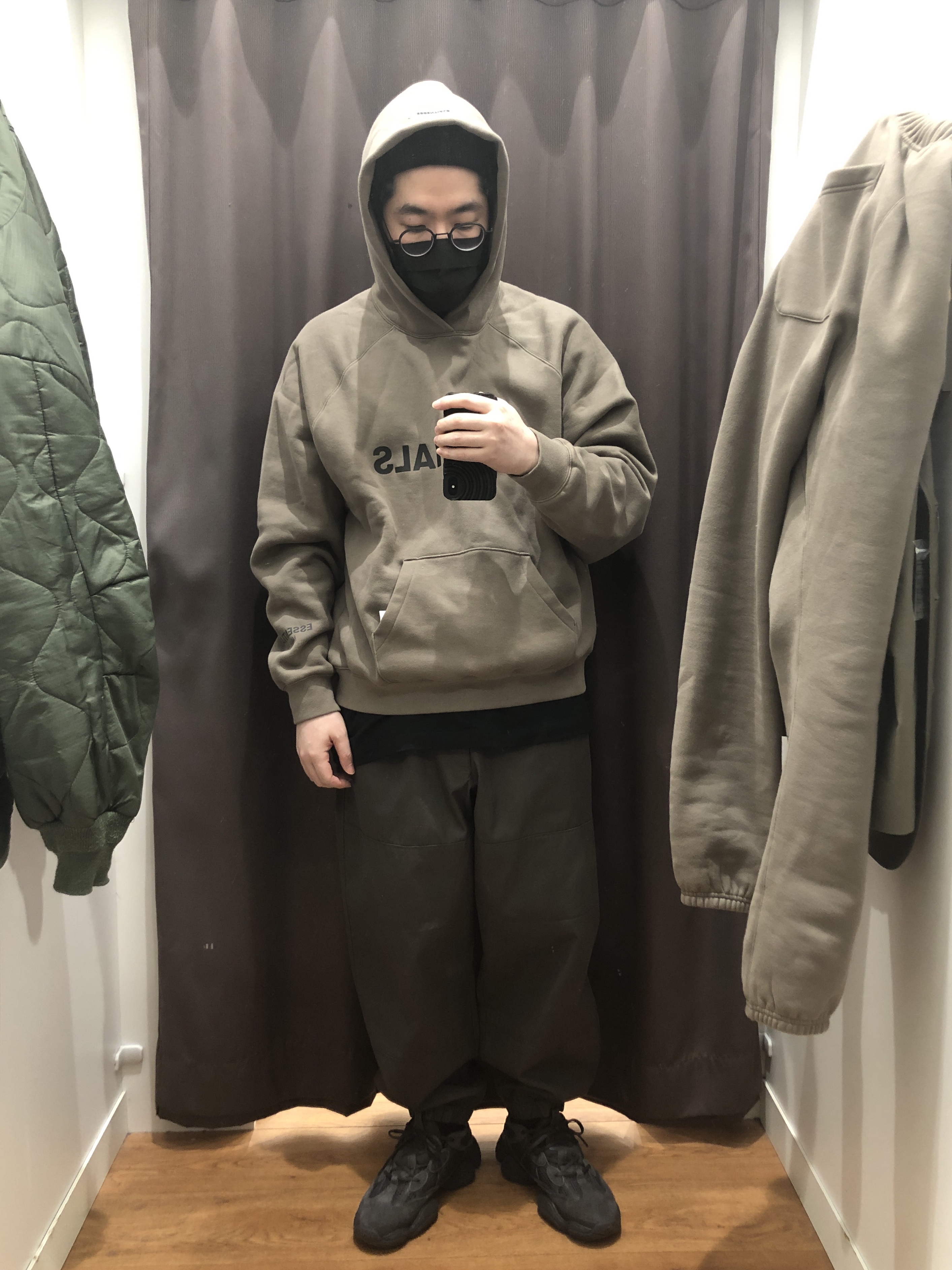 Adidas Yeezy 500 Utility Black 2018/2020, Essentials 3D Silicon Applique Pullover Hoodie Taupe - 20FW 착용 스타일