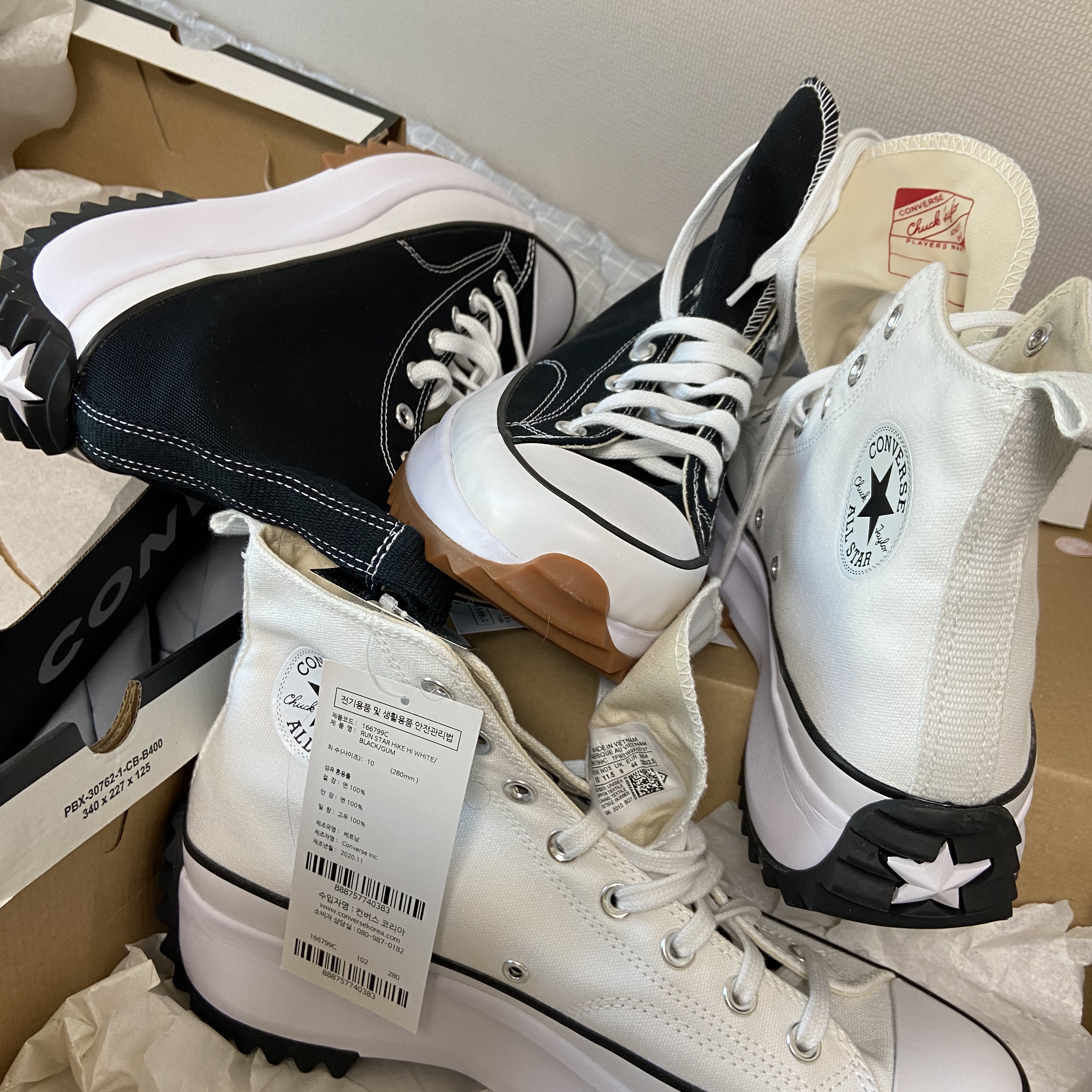 Converse Run Star Hike Hi Black White Gum, Converse Run Star Hike Hi White Black Gum 착용 스타일 - 1