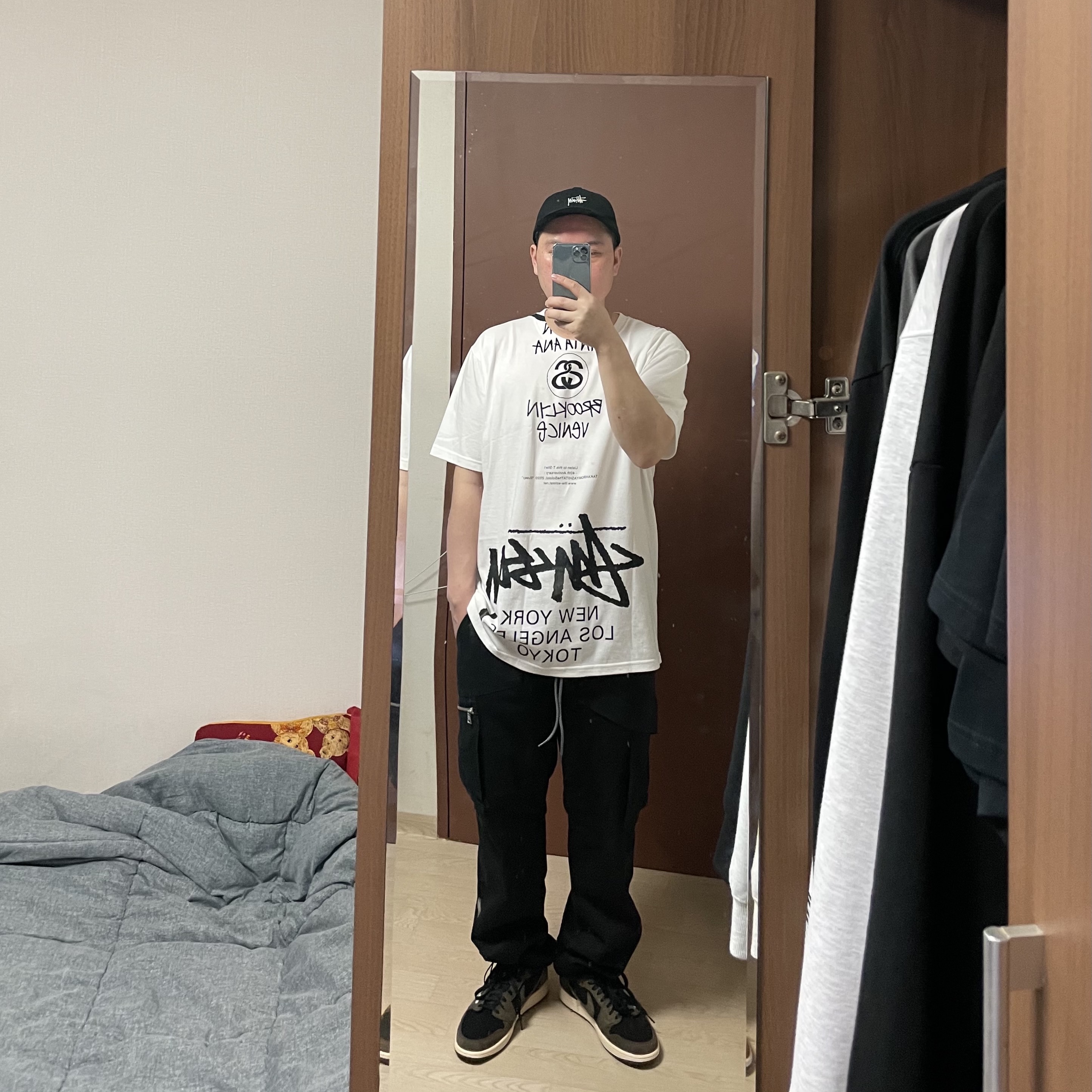 Stussy x Takahiromiyashita The Soloist 40 WT T-Shirt, Jordan 1 x Travis Scott Retro Low OG SP Mocha 착용 스타일
