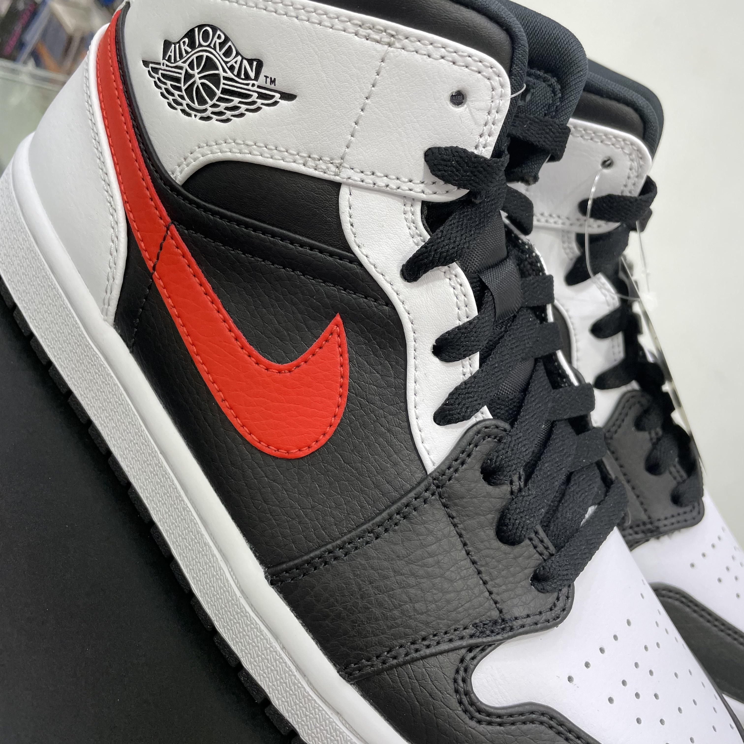 Jordan 1 Mid Black Chile Red 착용 스타일 - 2