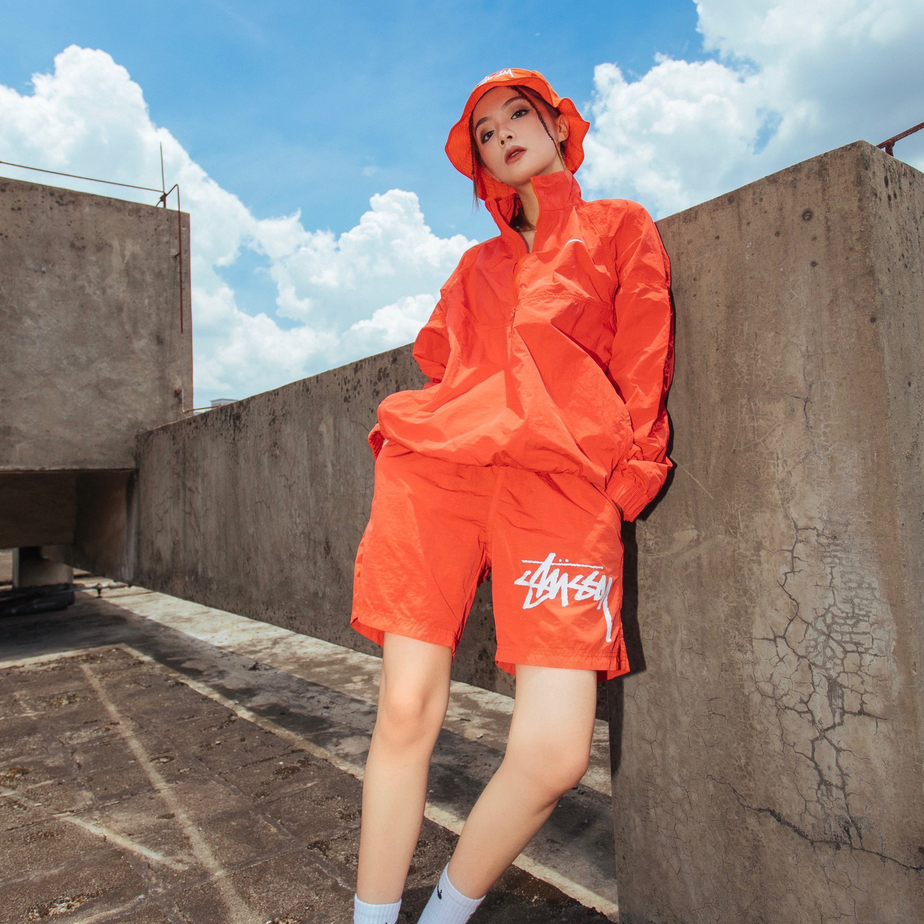 Nike x Stussy Windrunner Jacket Habanero Red 착용 스타일