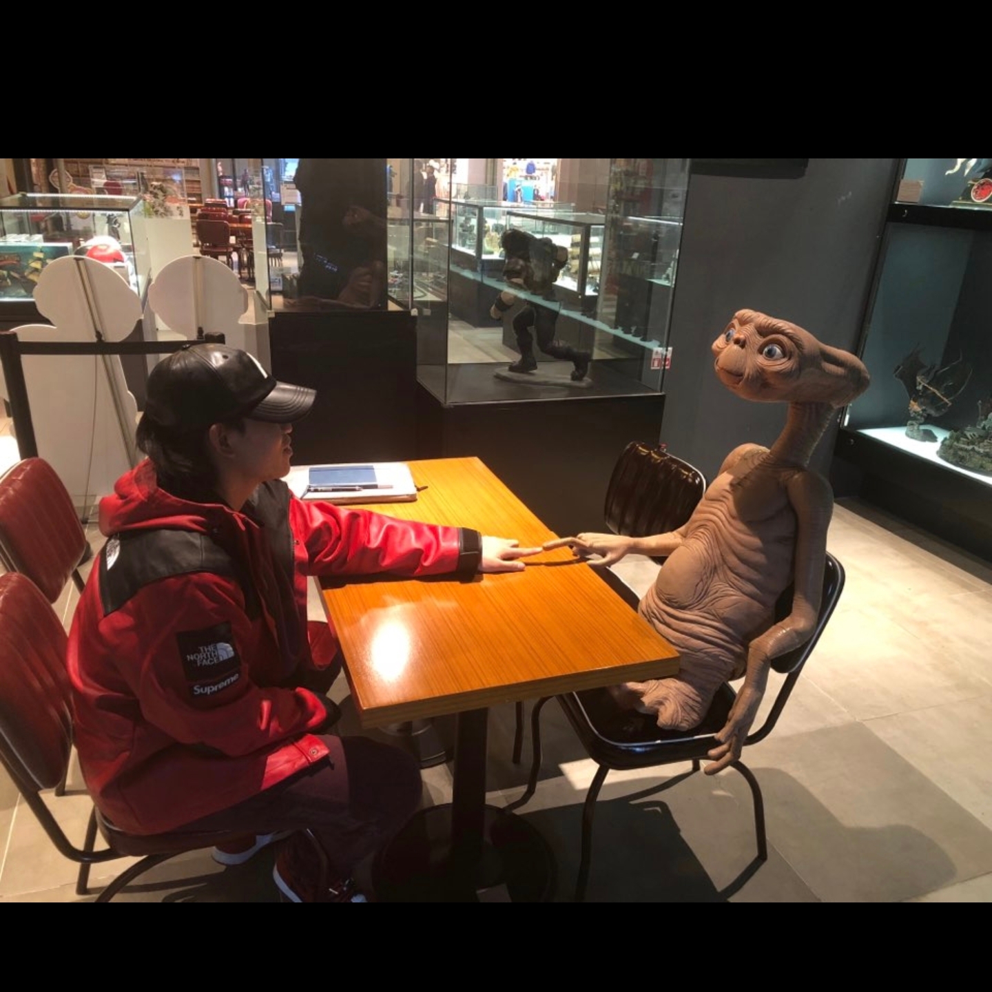 Supreme x The North Face Leather Mountain Parka Red - 18FW, Jordan 1 Retro High Homage To Home (Non-Numbered) 착용 스타일