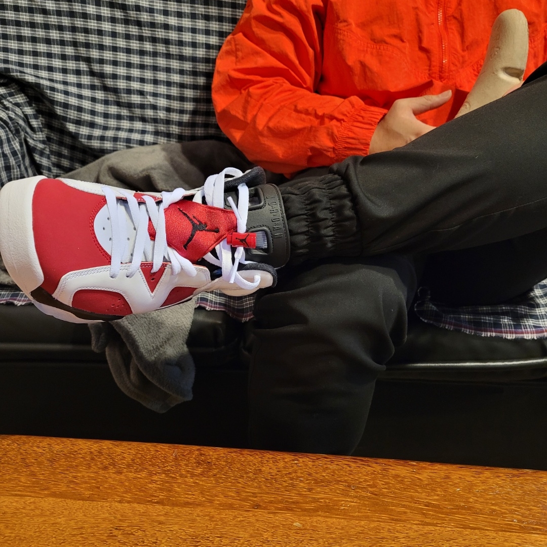 Jordan 6 Retro Carmine 2021, Nike x Stussy Windrunner Jacket Habanero Red 착용 스타일