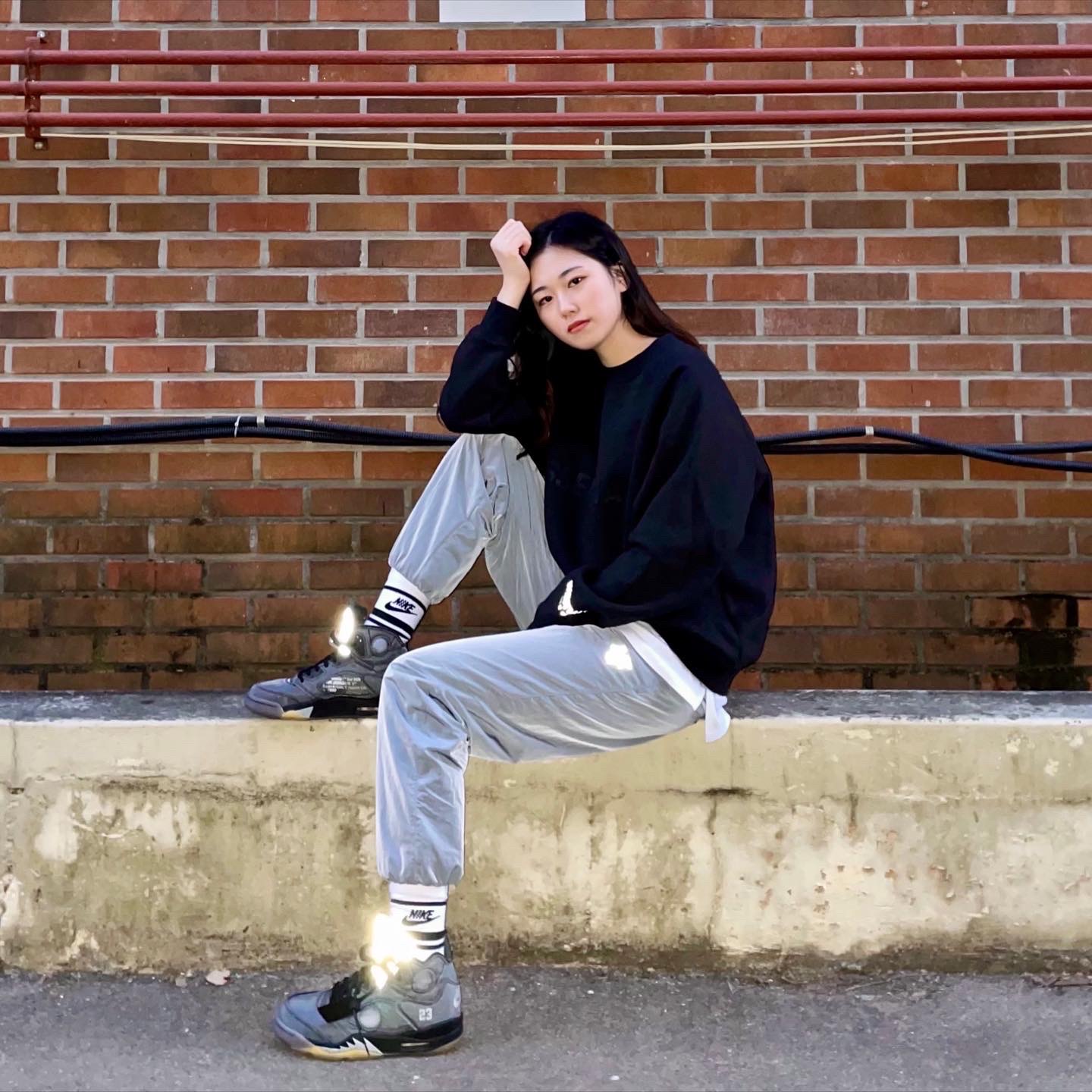 Jordan 5 x Off-White Retro SP Black Muslin, Essentials 3D Silicon Applique Crewneck Dark Slate/Black 2020 착용 스타일