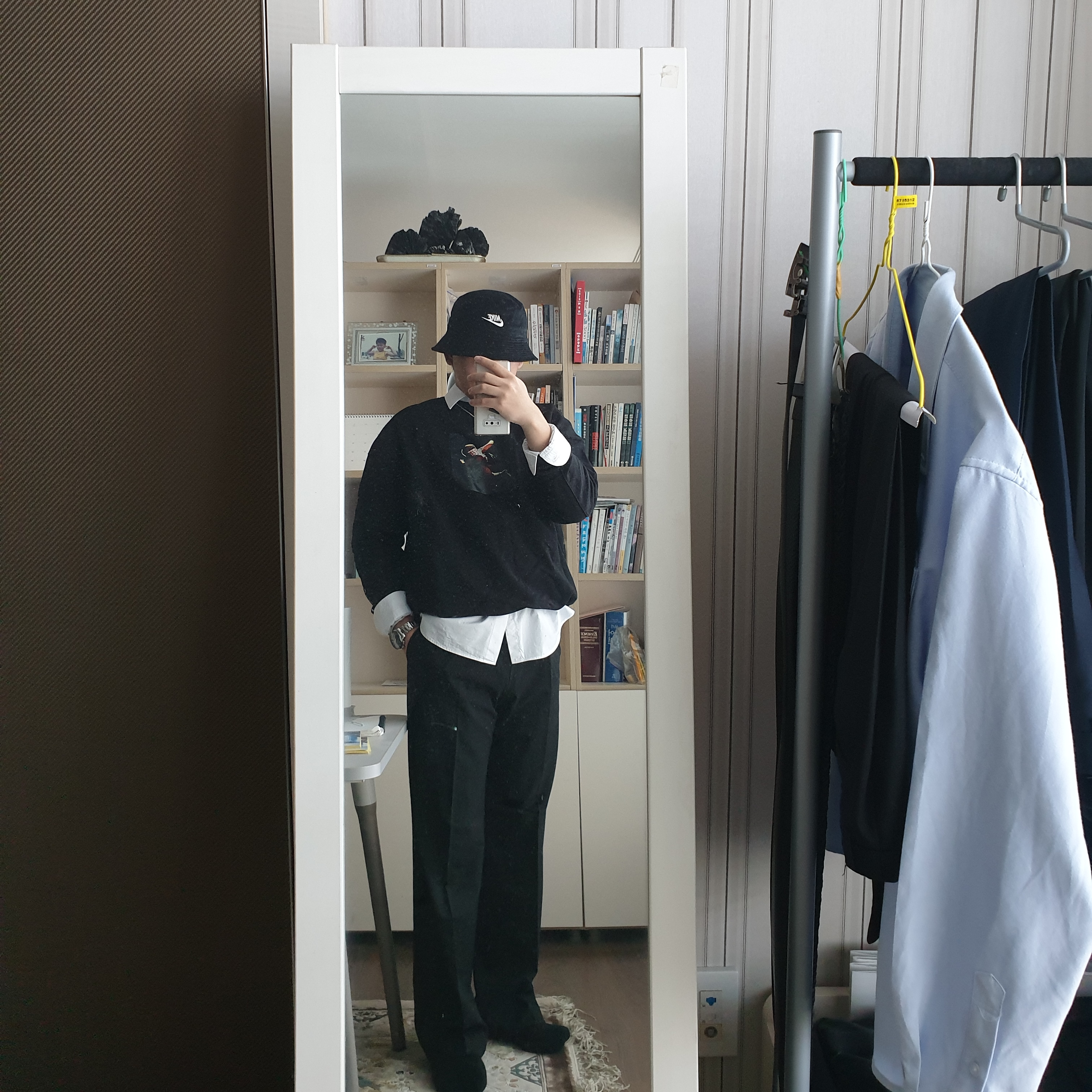 Nike Futura Corduroy Bucket Black, Jordan x Levi's Reversible Trucker Jacket White Black 착용 스타일 - 2