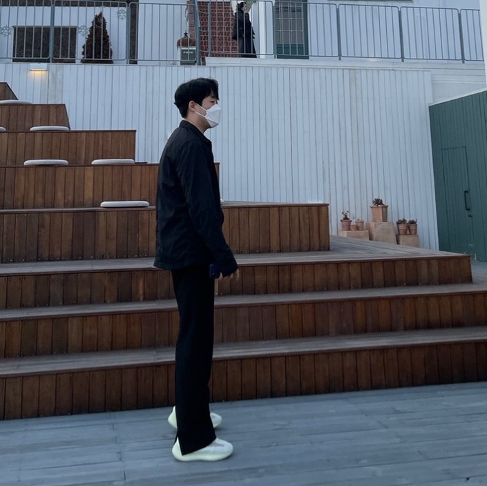 Adidas Yeezy Boost 380 Calcite Glow 착용 스타일