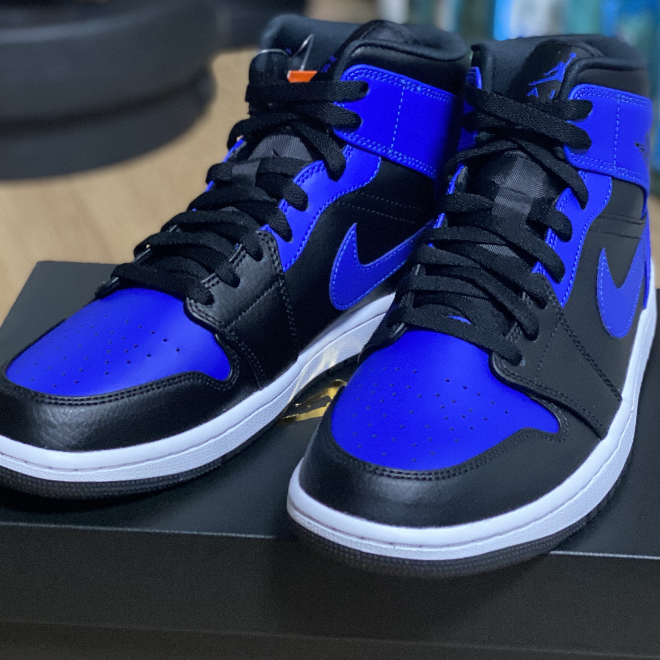 Jordan 1 Mid Black Hyper Royal 착용 스타일