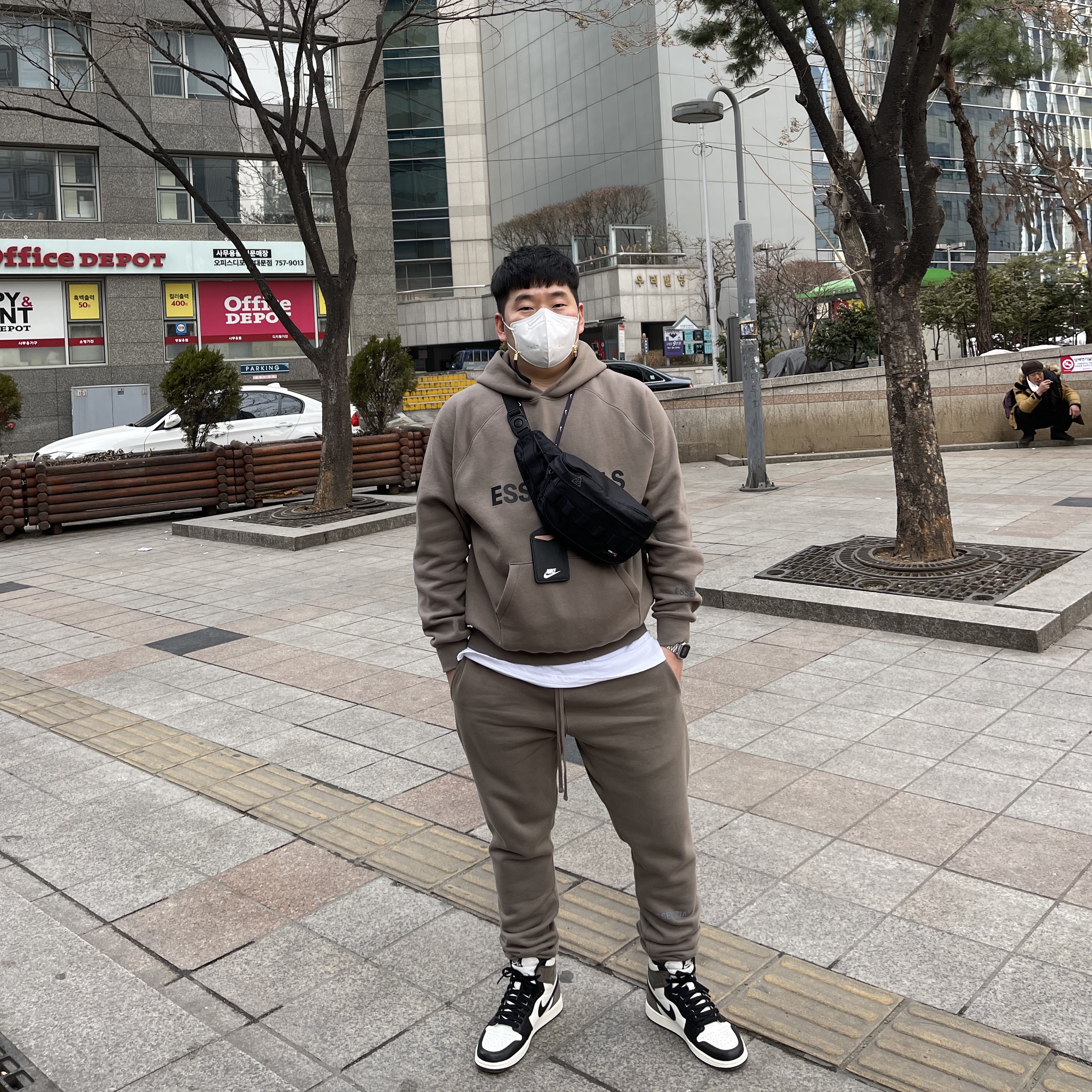 Essentials Knit Hoodie Taupe - 20FW, Essentials Sweatpants Taupe - 20FW 착용 스타일