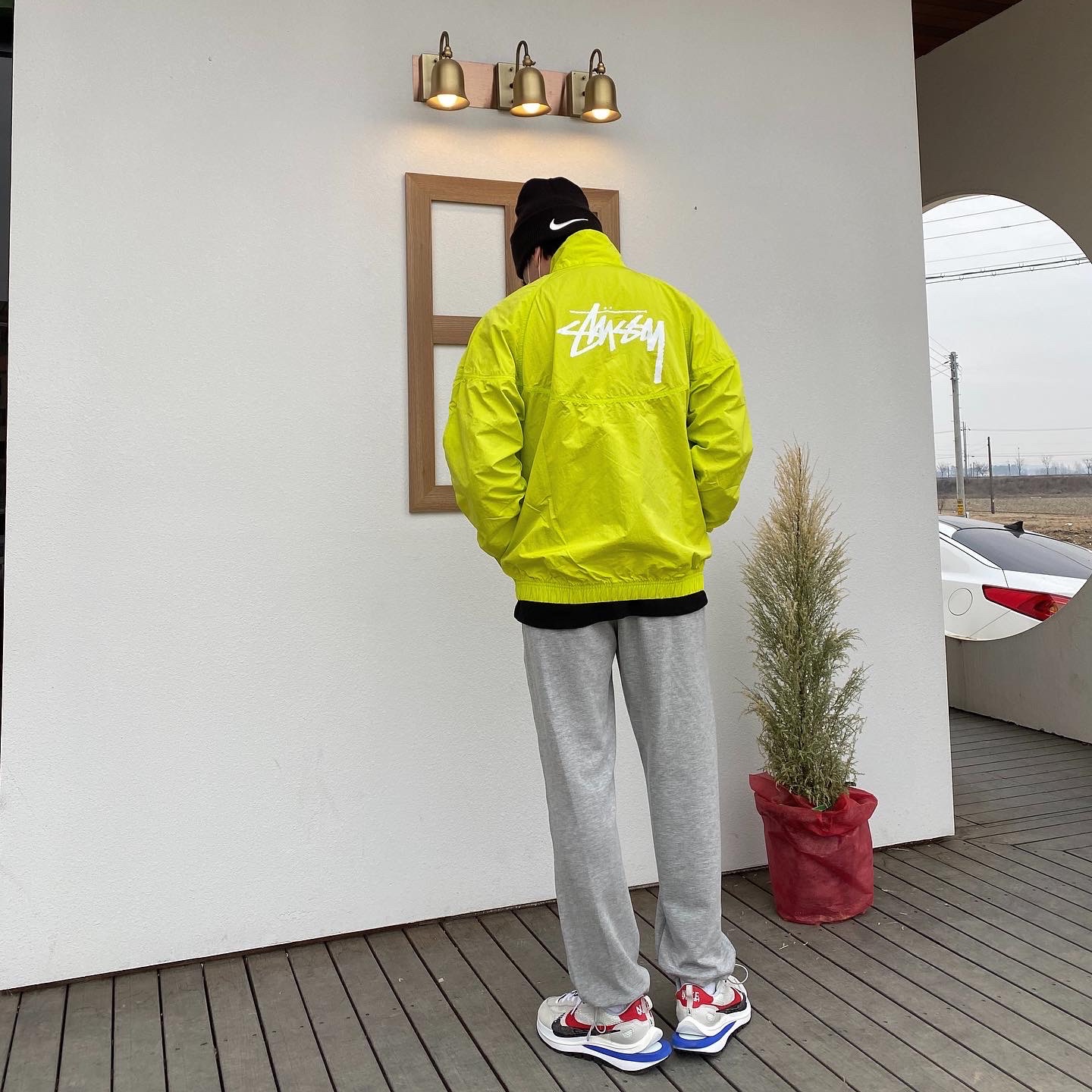 Nike x Stussy Windrunner Jacket Bright Cactus, Nike x Stussy Cuff Beanie Black 착용 스타일 - 1