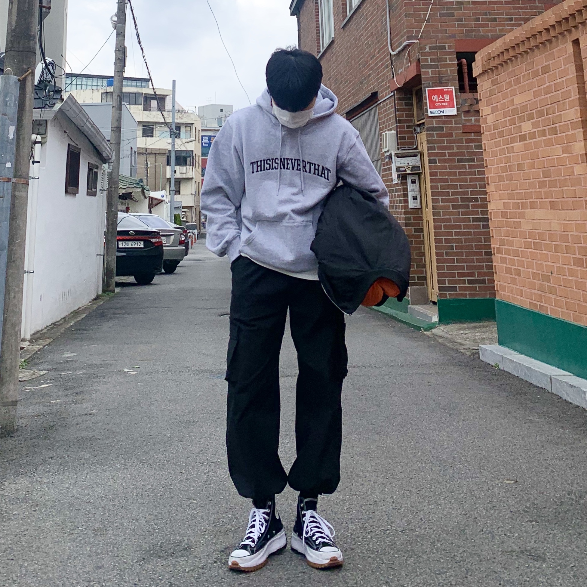 Converse Run Star Hike Hi Black White Gum 착용 스타일 - 2