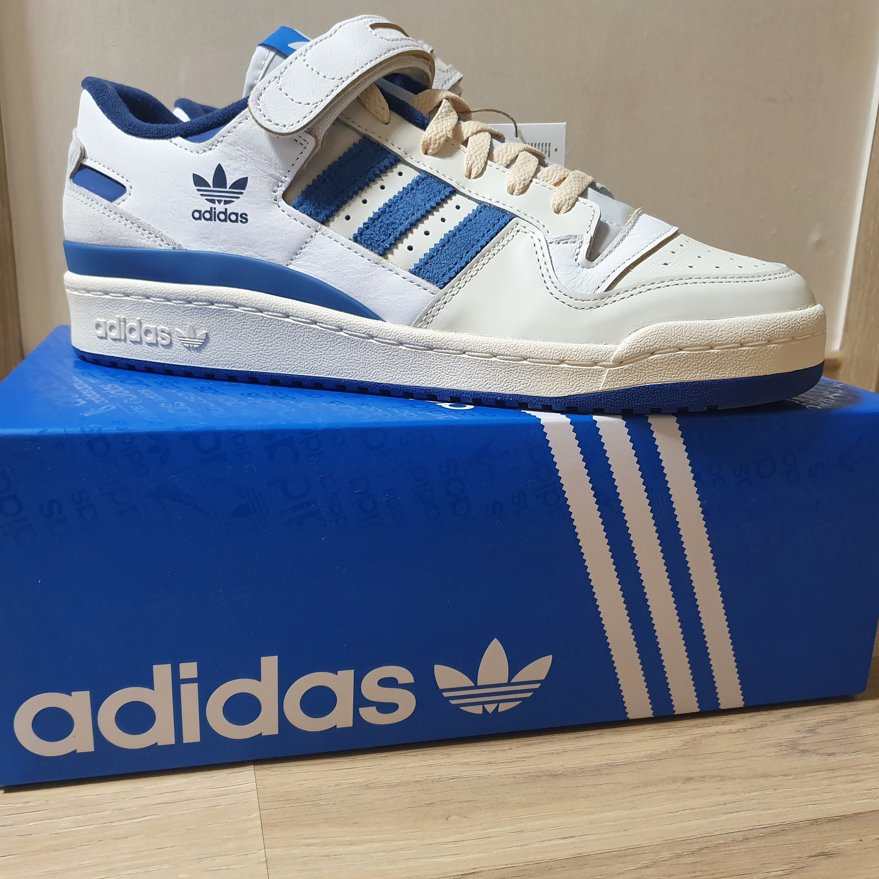 Adidas OG Forum 84 Low Blue Thread 착용 스타일
