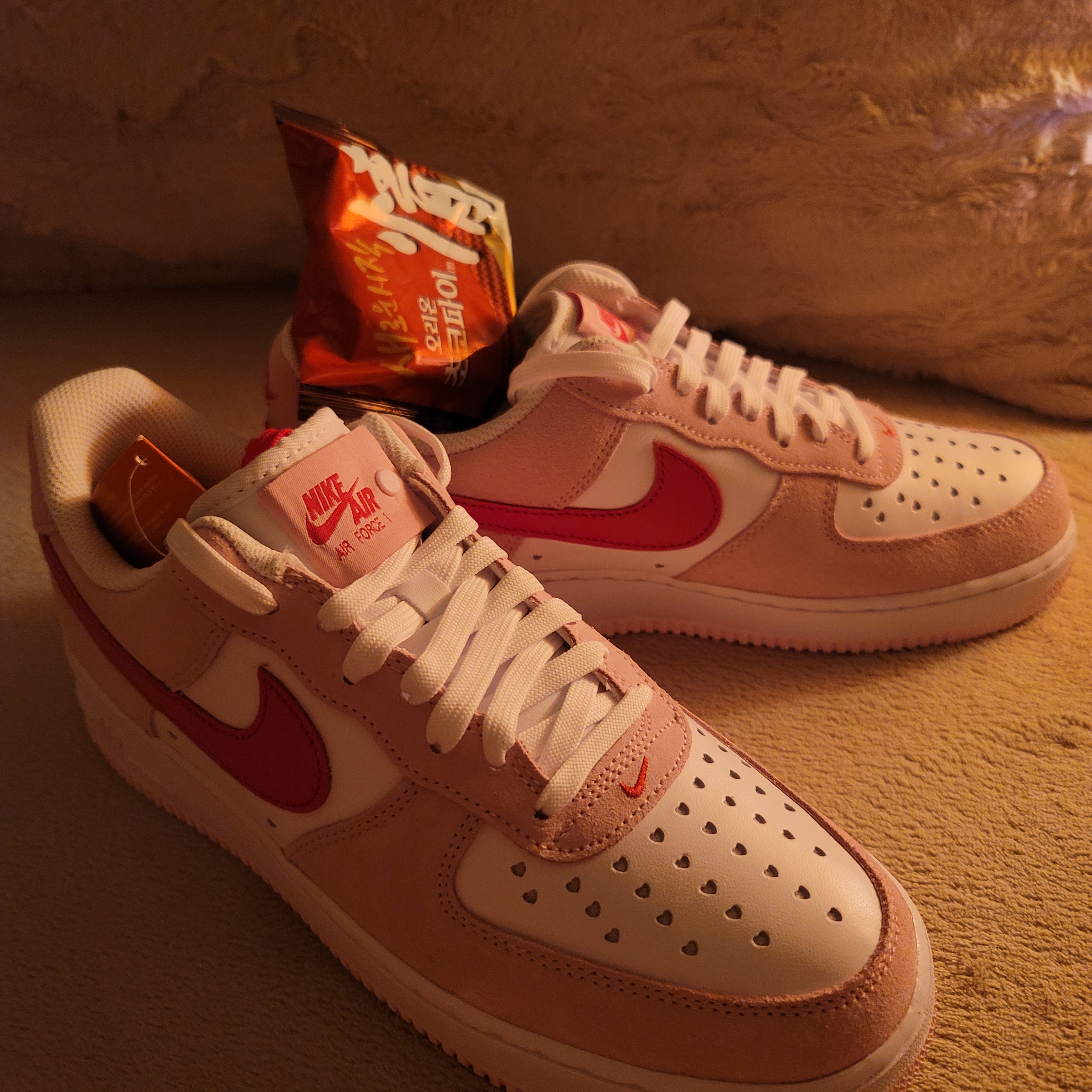 Nike Air Force 1 '07 QS Valentine's Day 착용 스타일 - 3