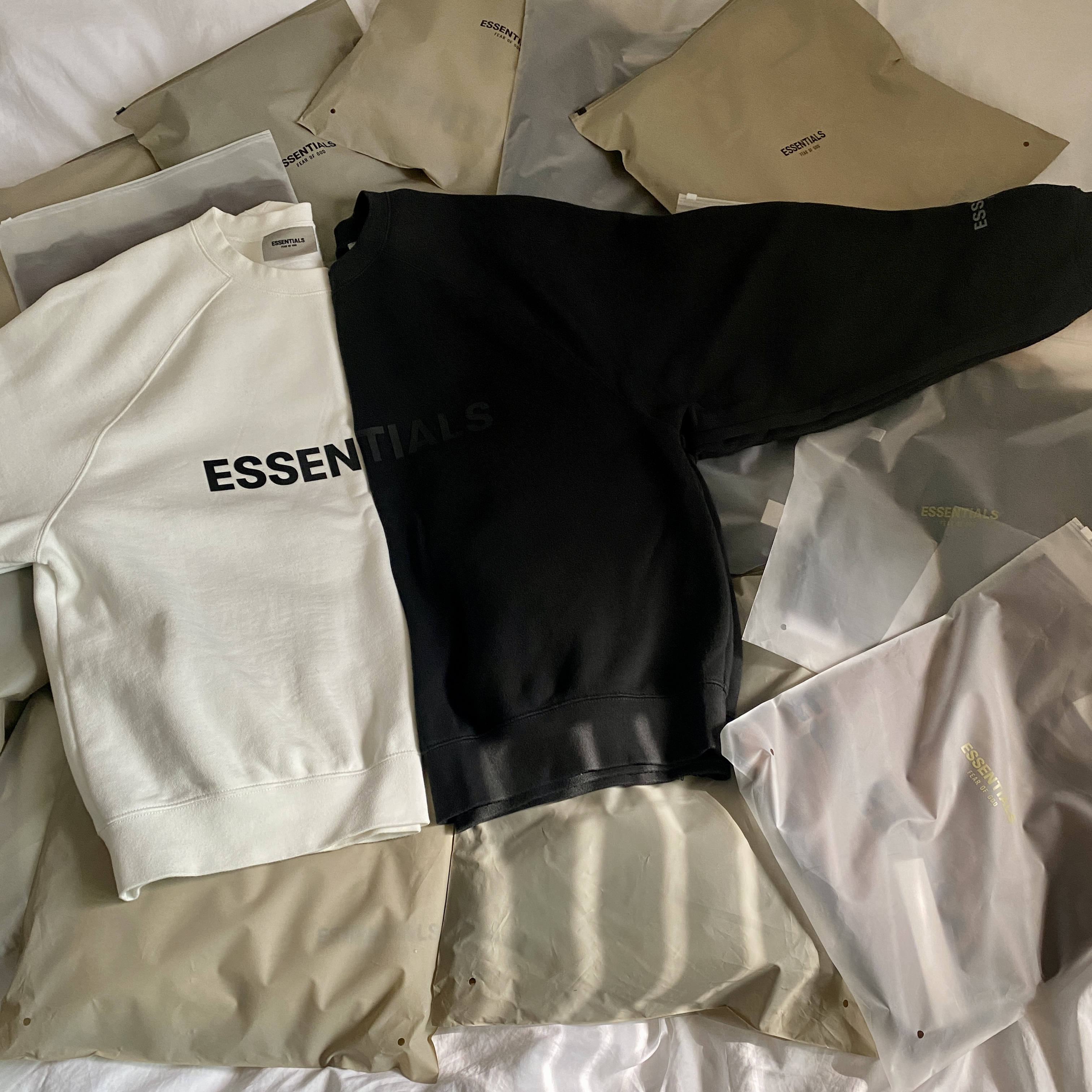 Essentials Sweatpants Dark Slate/Black 2020, Essentials Knit Hoodie Cream - 20FW 착용 스타일