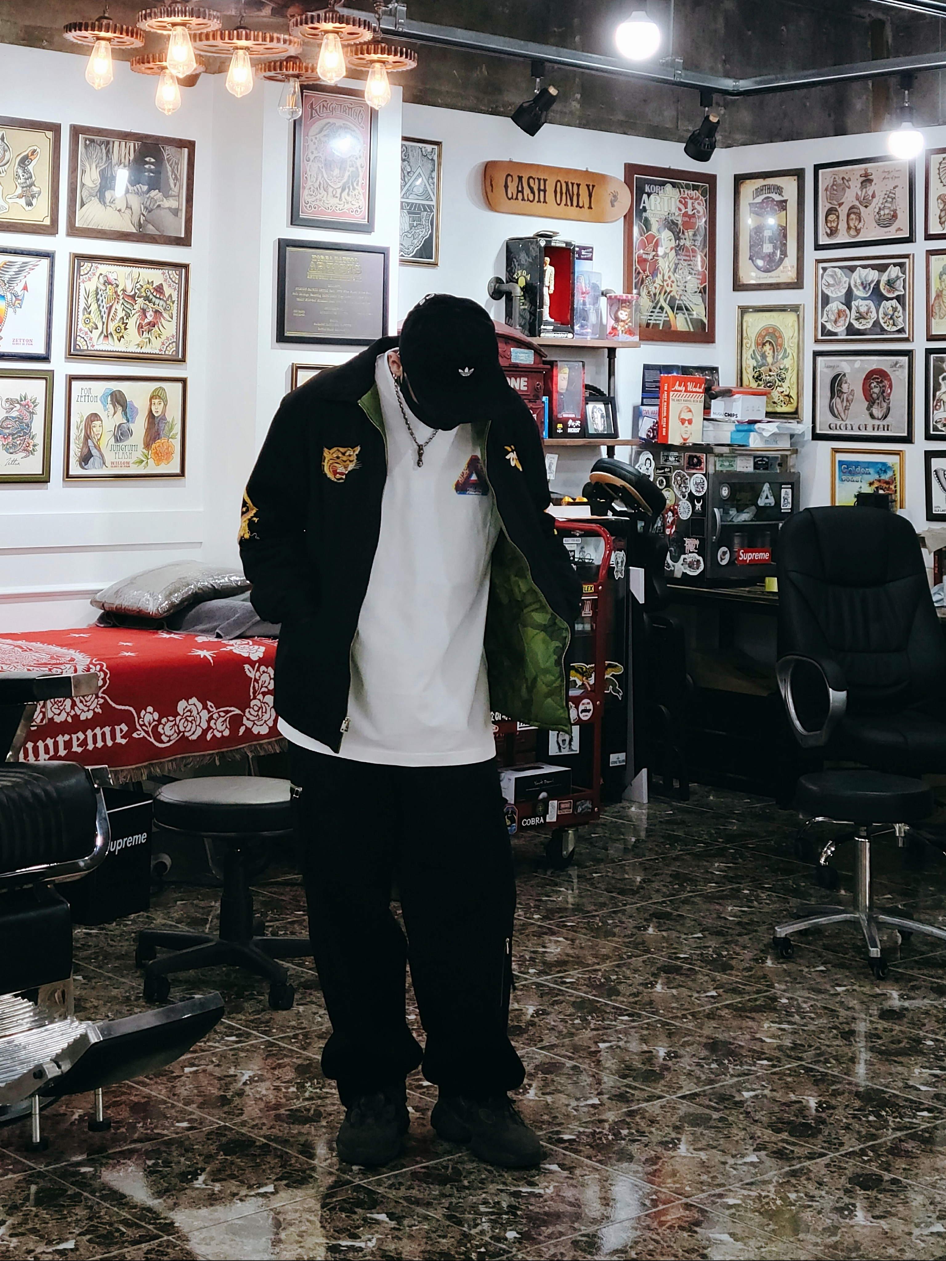 Palace Tri-Ferg Colour Blur T-Shirt White - 20FW, Adidas Yeezy 500 Utility Black 2018/2020 착용 스타일 - 2