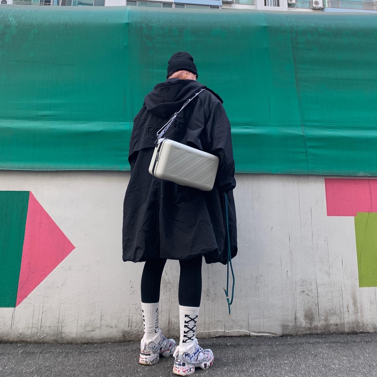 Off-White x Amore Pacific Protection Box (Without Cosmetics), Reebok x Vetements Instapump Fury Doodle 착용 스타일 - 1