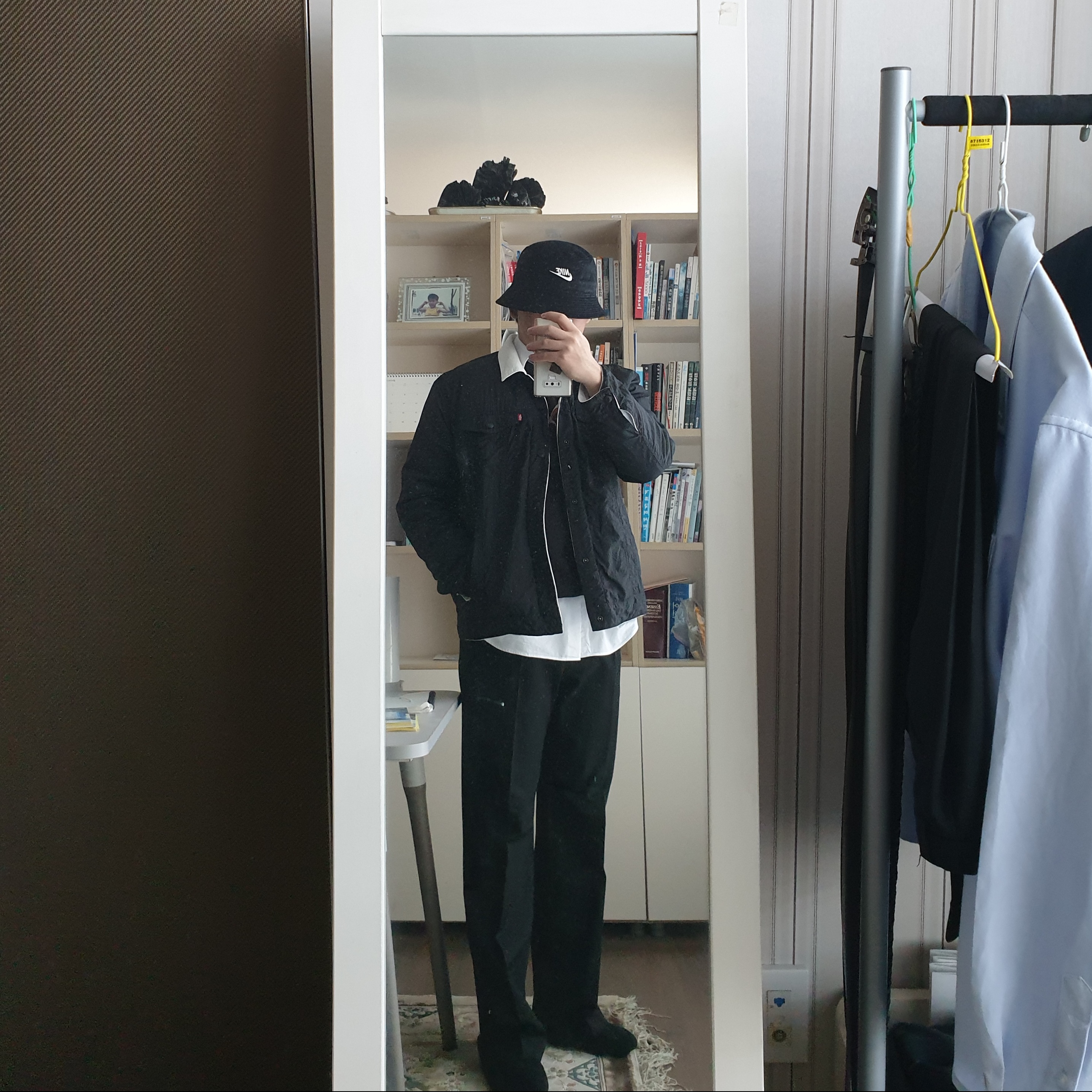 Nike Futura Corduroy Bucket Black, Jordan x Levi's Reversible Trucker Jacket White Black 착용 스타일 - 1