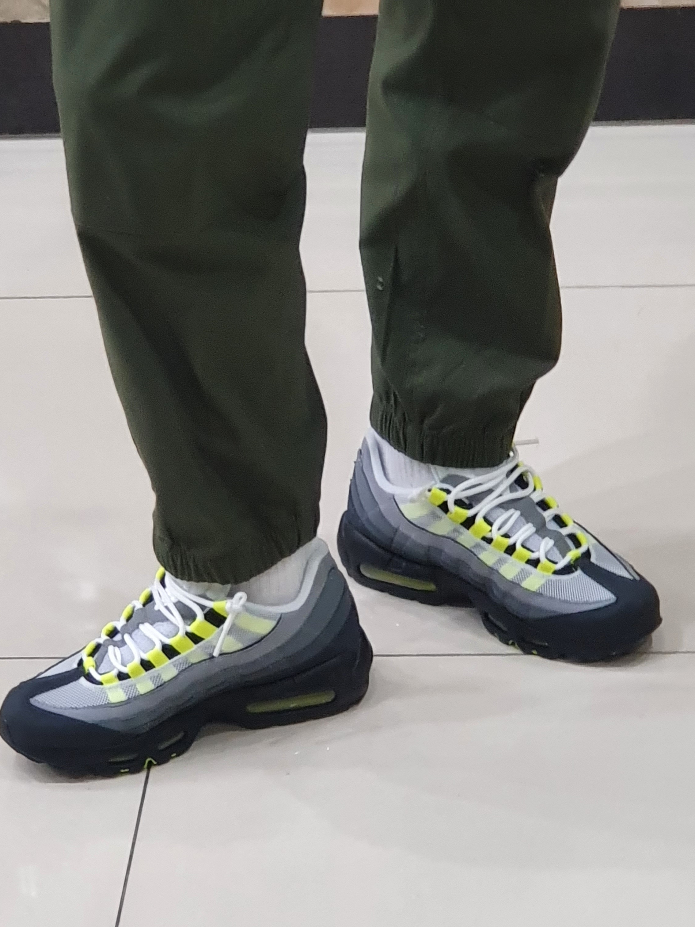 Nike Air Max 95 OG Neon Yellow 2020 착용 스타일 - 2