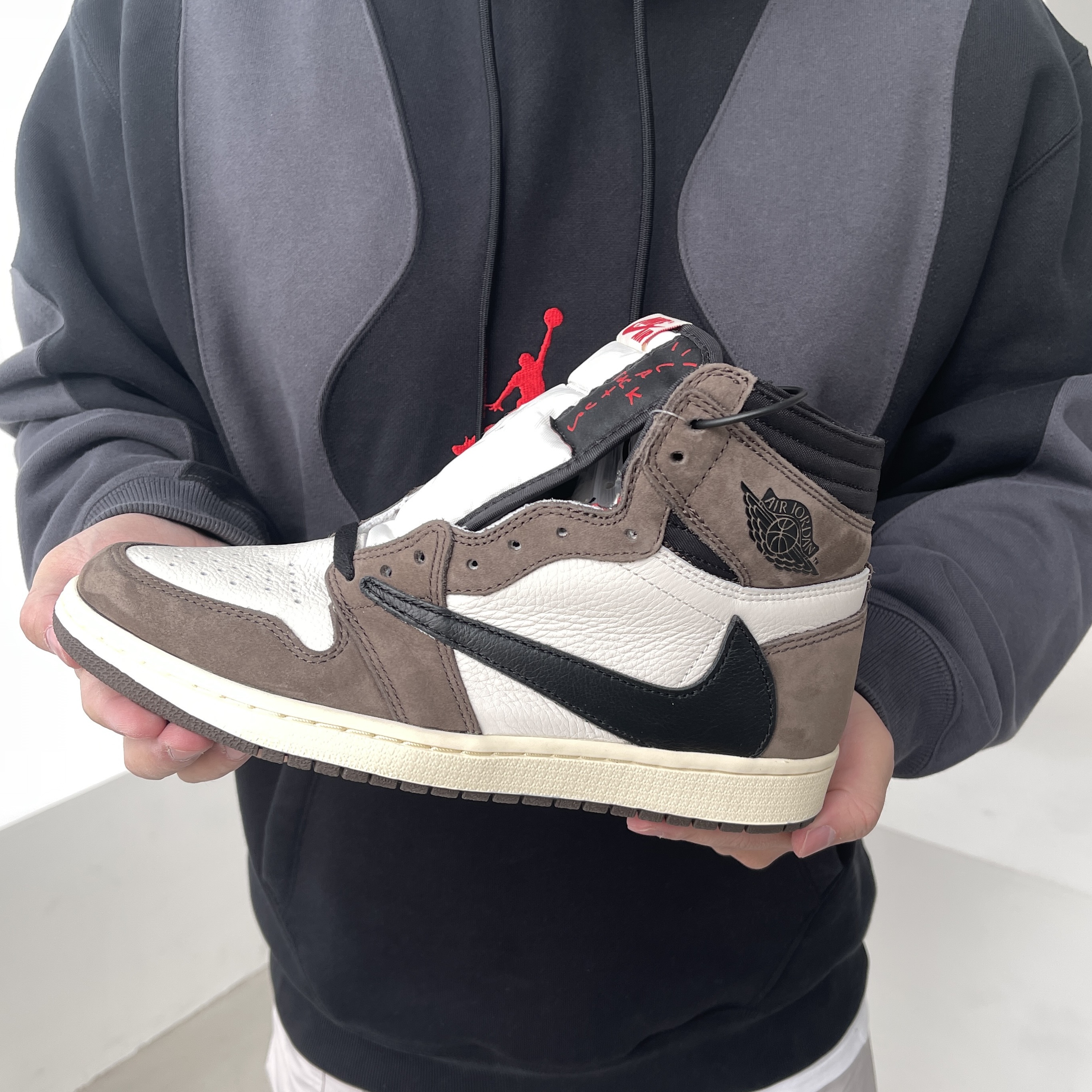 Jordan 1 x Travis Scott Retro High OG SP Mocha 착용 스타일