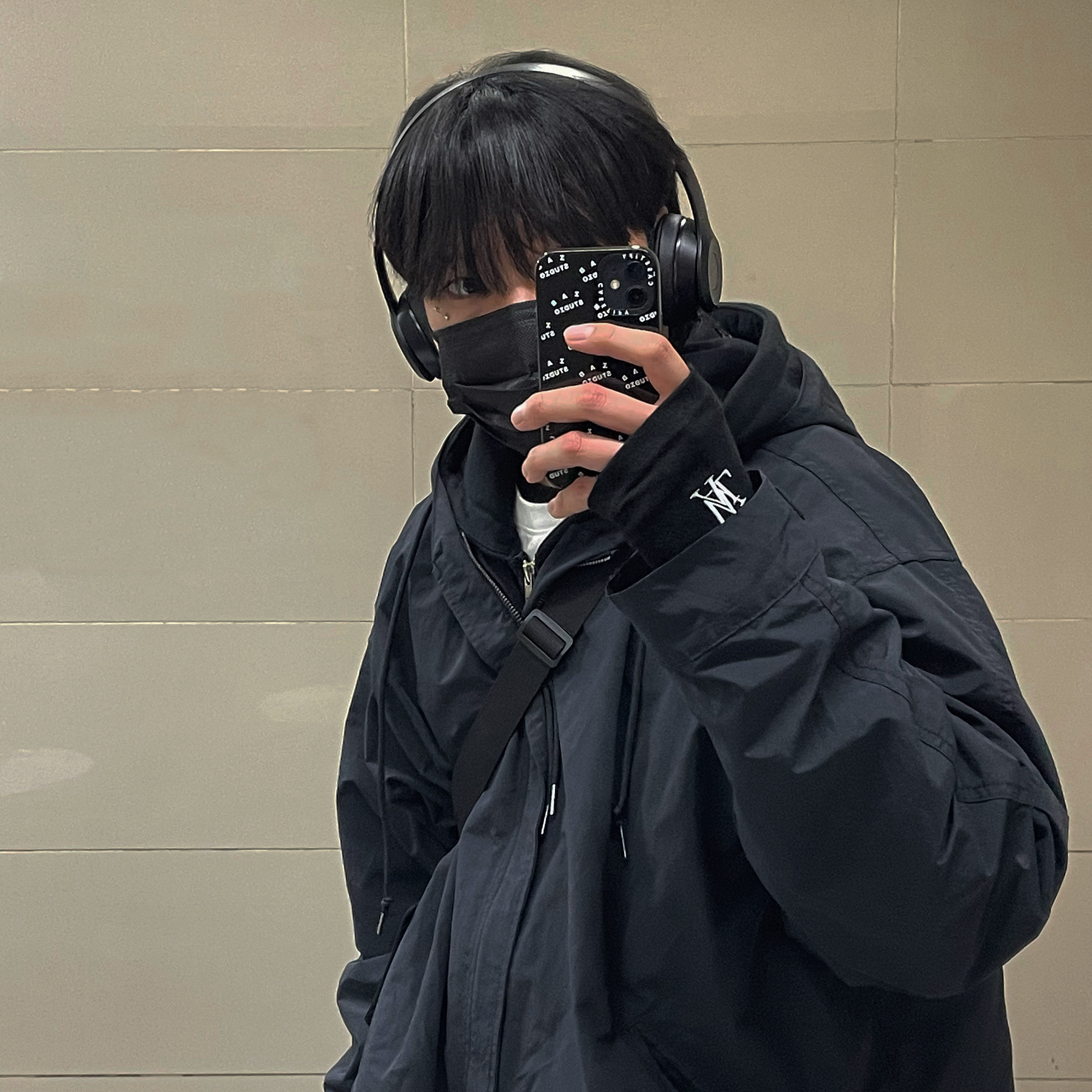 Casetify x IAB Studio iPhone Pattern Logo Case Sheer Double Black 착용 스타일