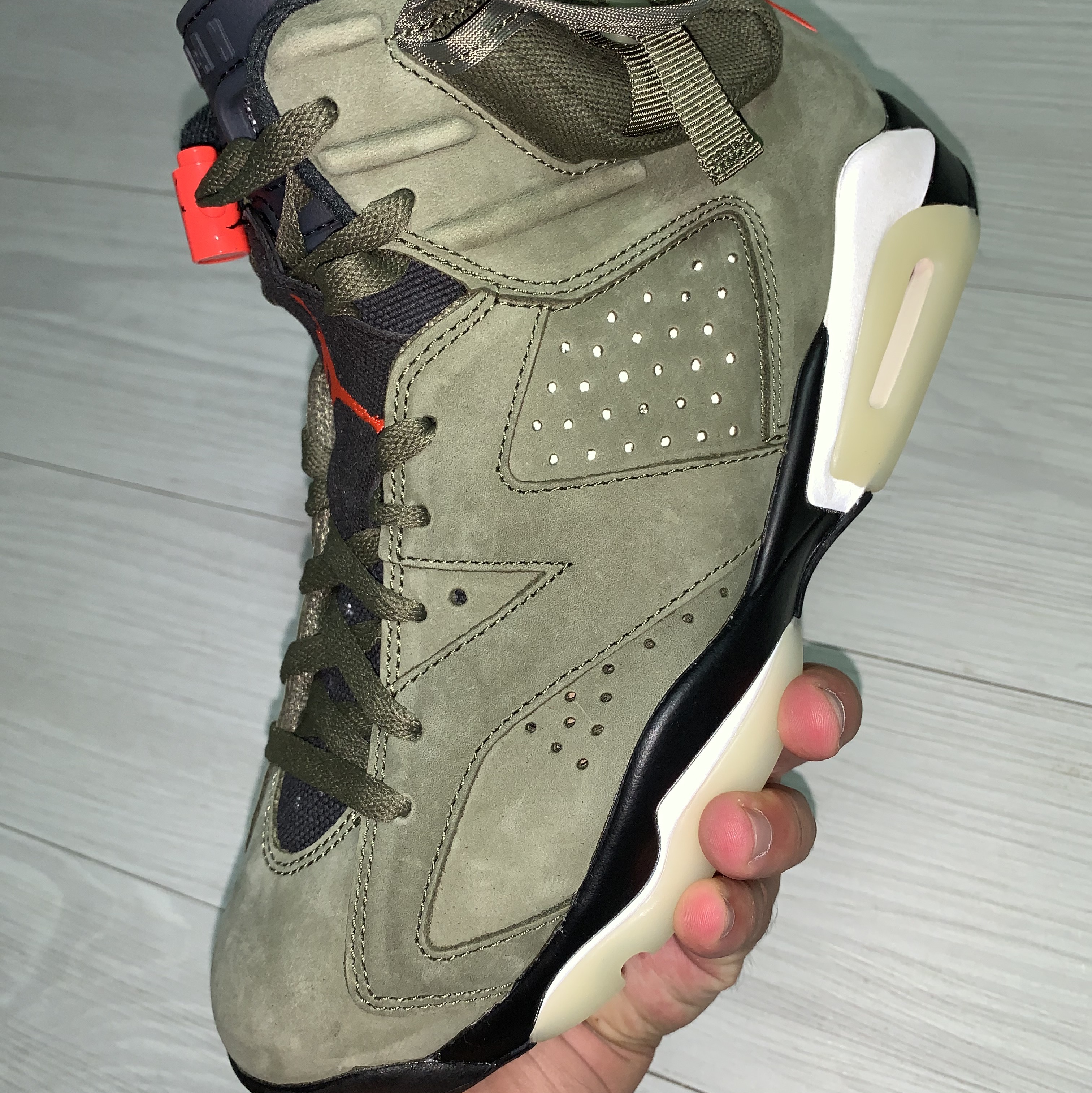 Jordan 6 x Travis Scott Retro Olive 착용 스타일