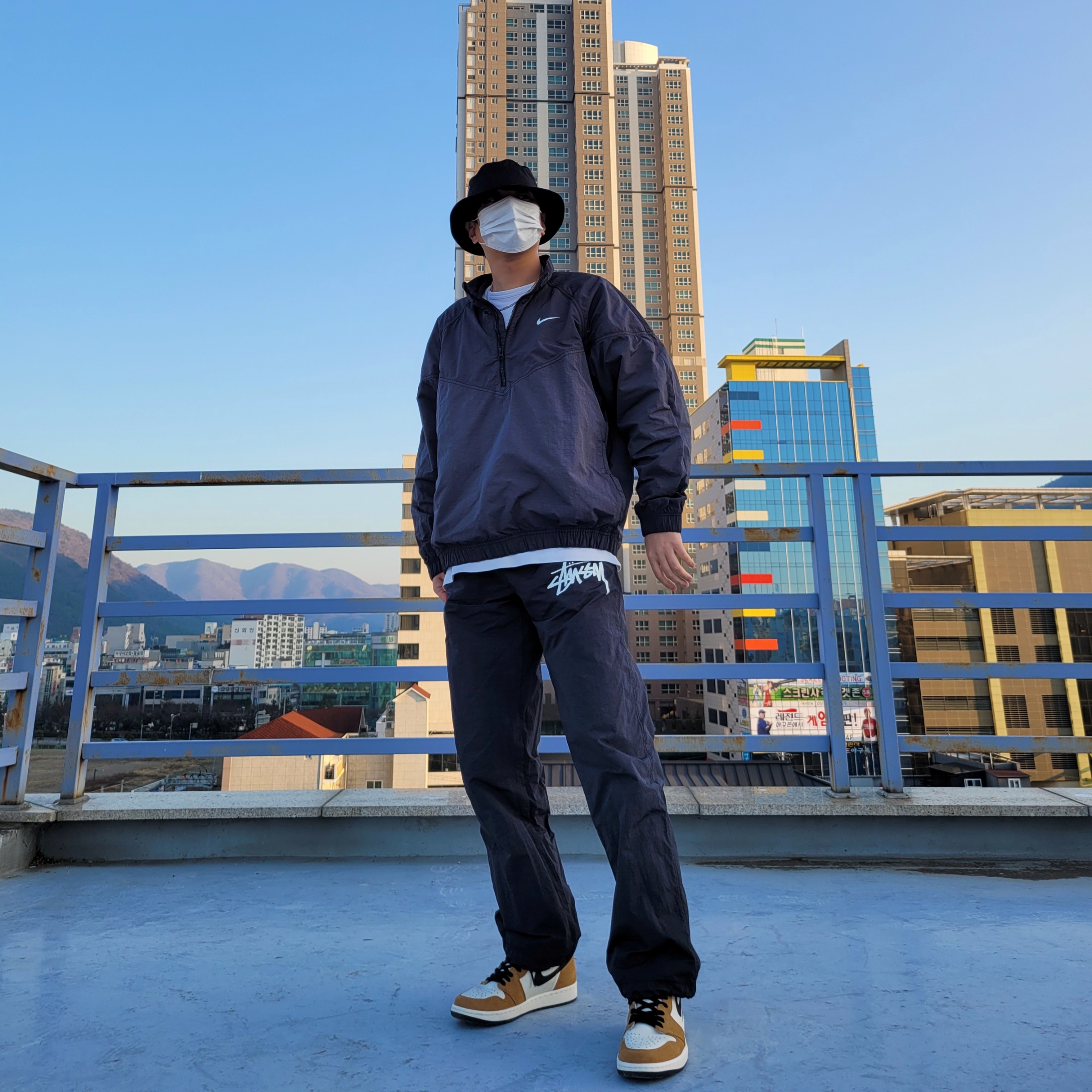 Nike x Stussy Bucket Hat Black, Nike x Stussy Windrunner Jacket Off Noir 착용 스타일