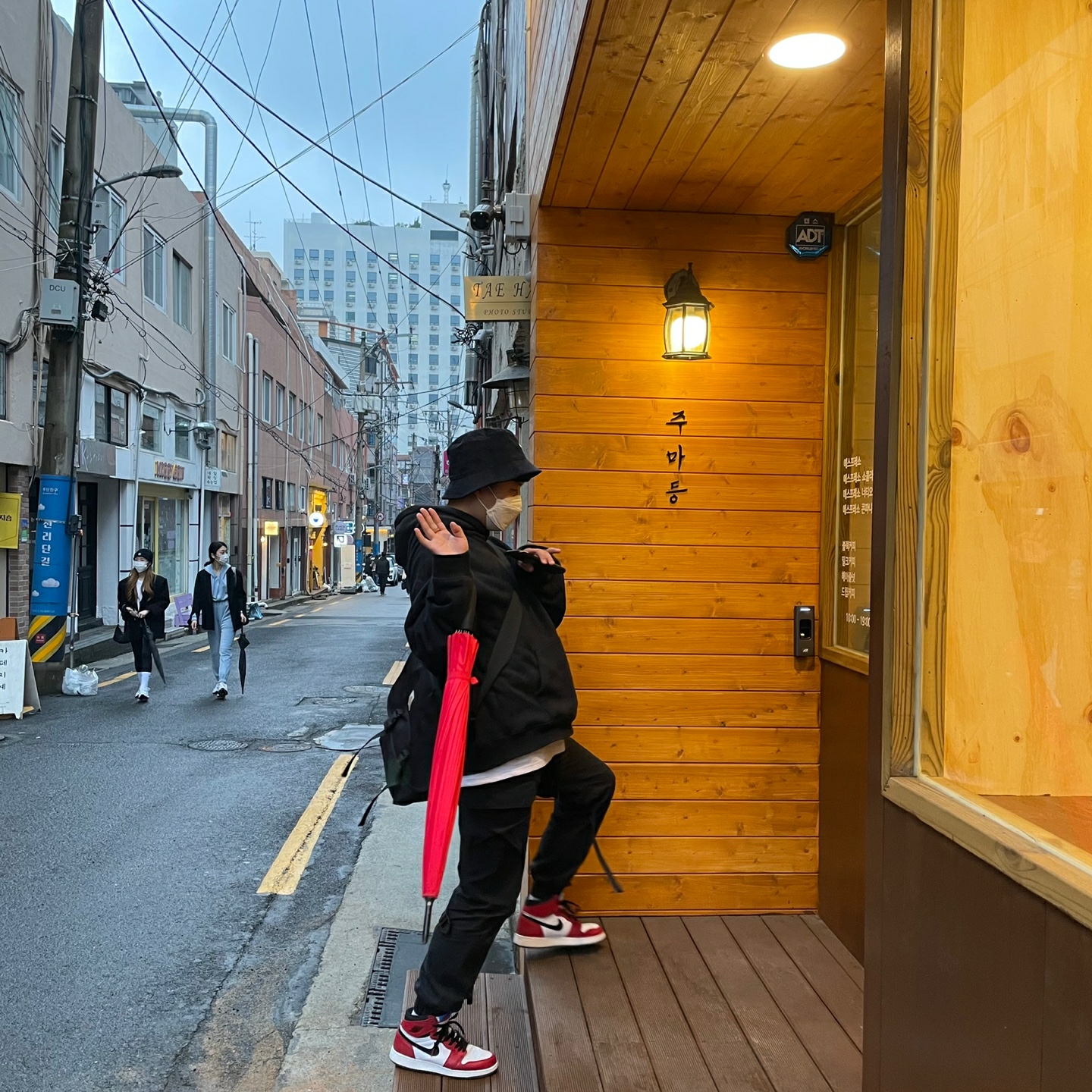 (GS) Jordan 1 Retro High Spider-Man Origin Story, Nike Futura Corduroy Bucket Black 착용 스타일 - 3