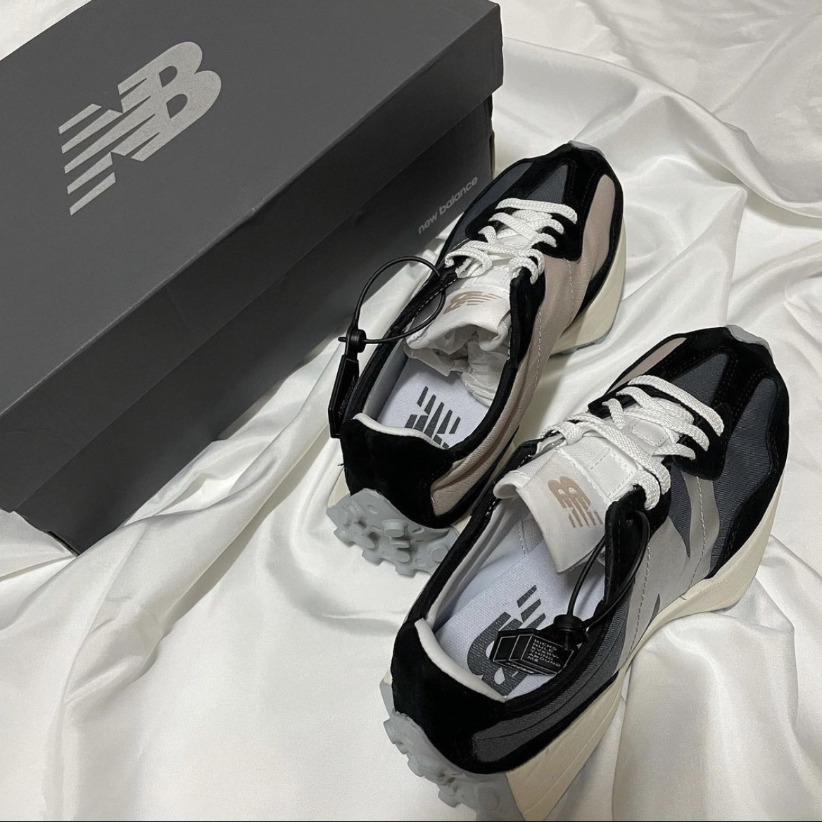 (W) New Balance 327 Black Grey 착용 스타일