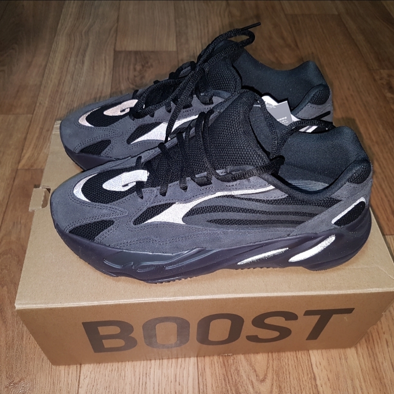 Adidas Yeezy Boost 700 V2 Vanta 2019 착용 스타일 - 2