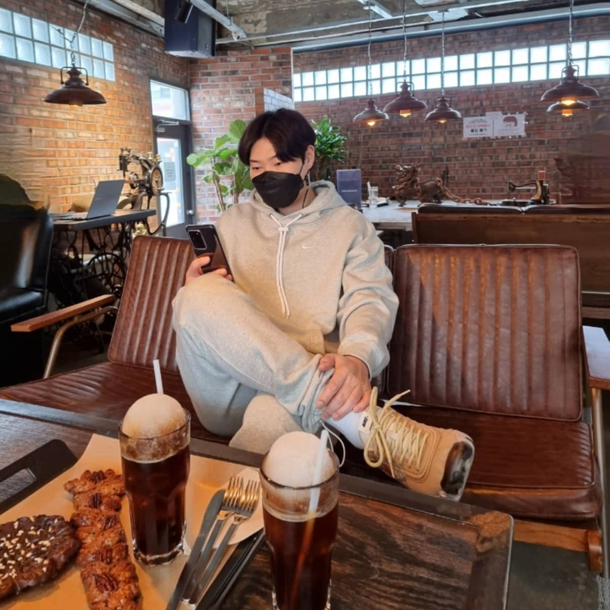 Nike M NRG Hoodie Grey Heather, Nike M NRG Track Pants Grey 착용 스타일 - 1