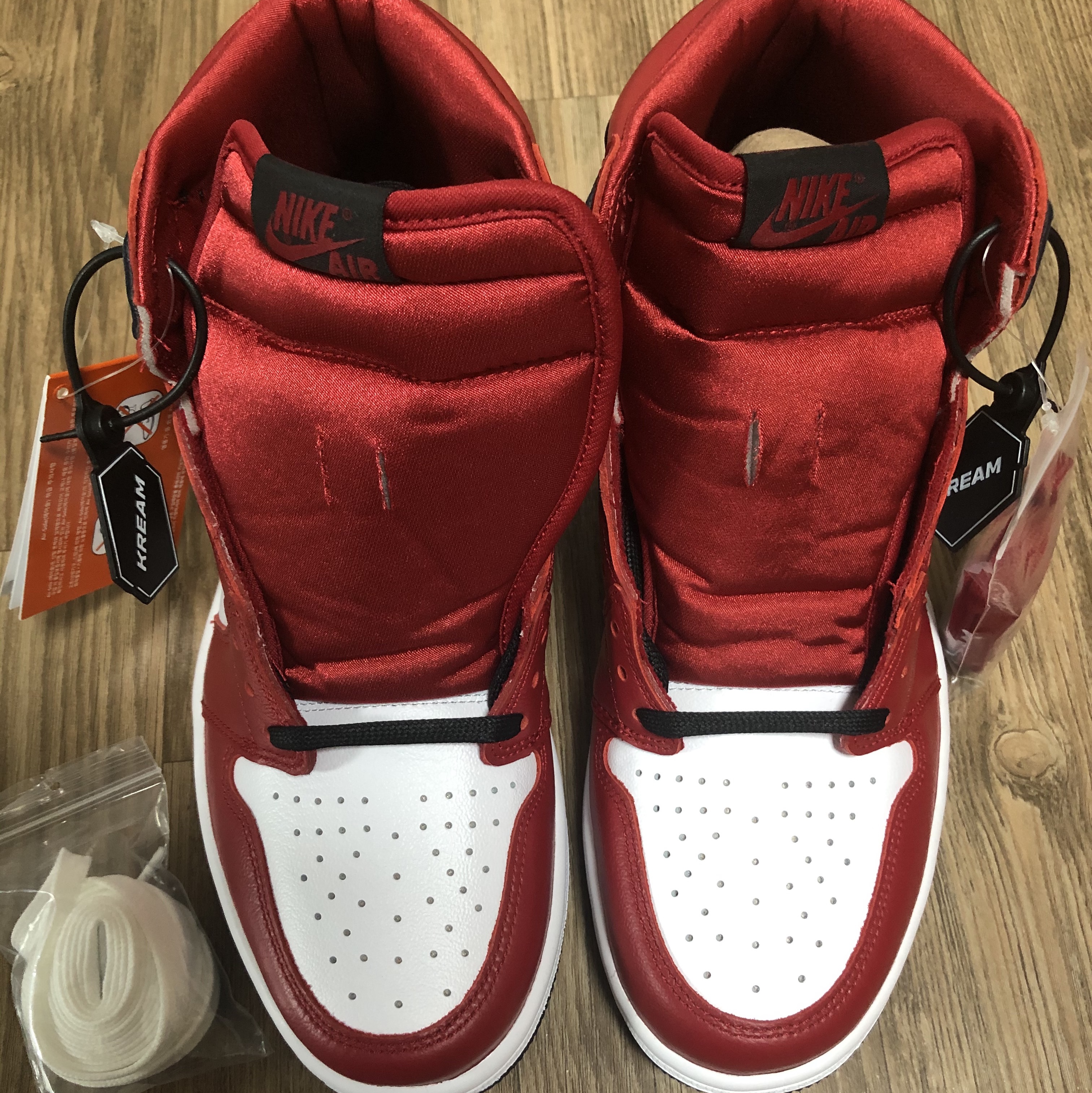 (W) Jordan 1 Retro High Satin Red 착용 스타일