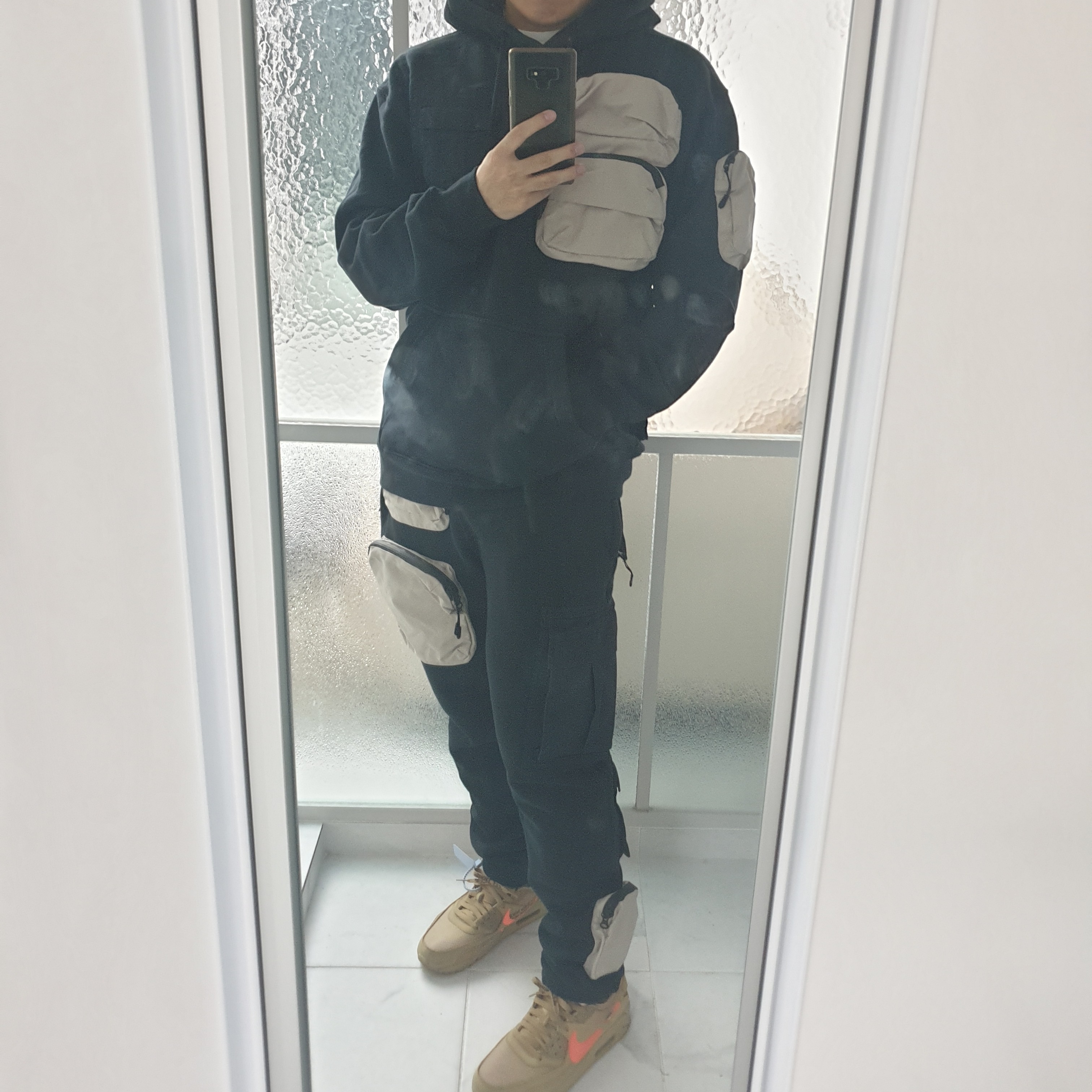 Nike x Off-White Air Max 90 V2 Desert Ore, Nike x Travis Scott NRG AG Utility Sweatpants Black 착용 스타일