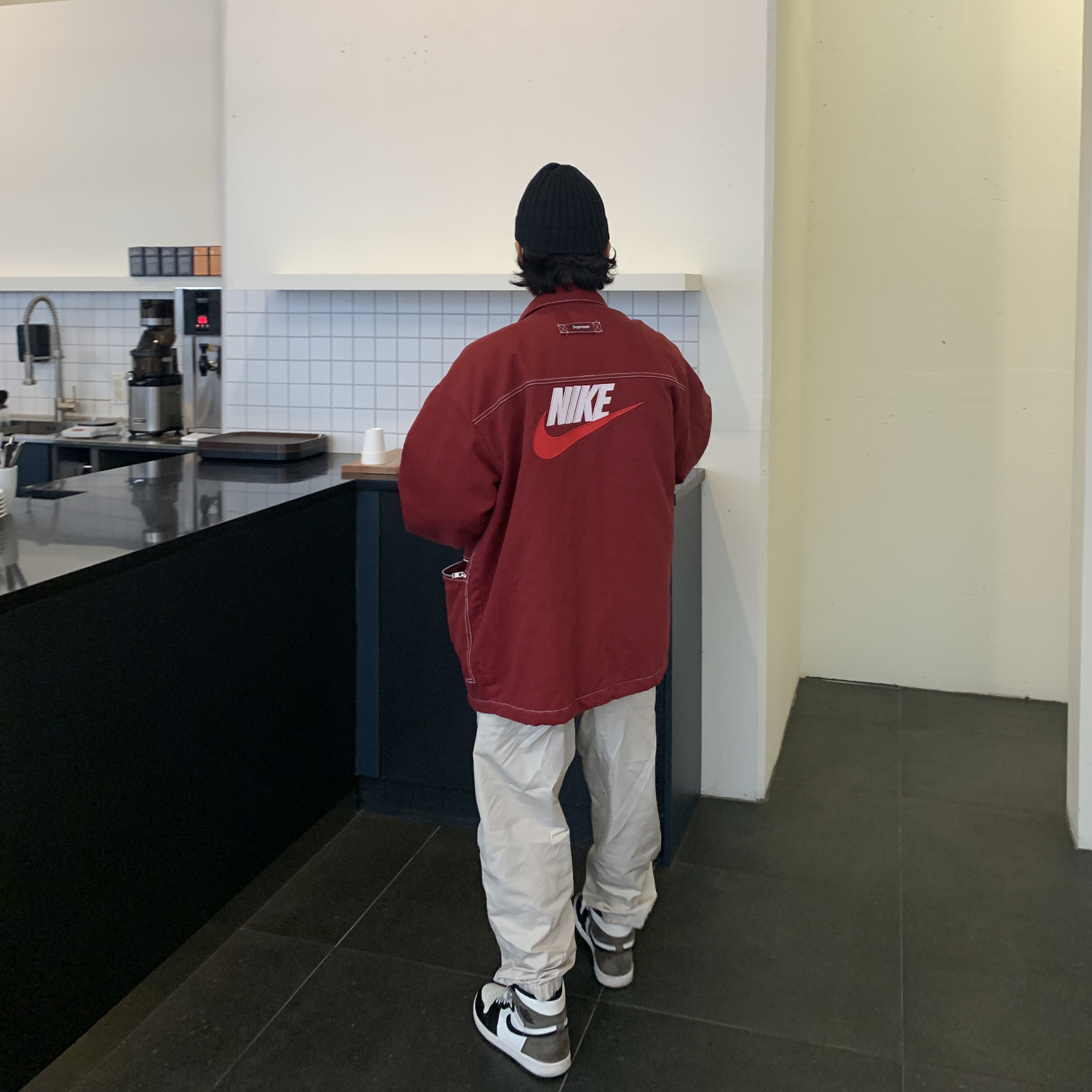 Jordan 1 Retro High OG Black Mocha, Supreme x Nike Double Zip Quilted Work Jacket Burgundy - 18FW 착용 스타일 - 1