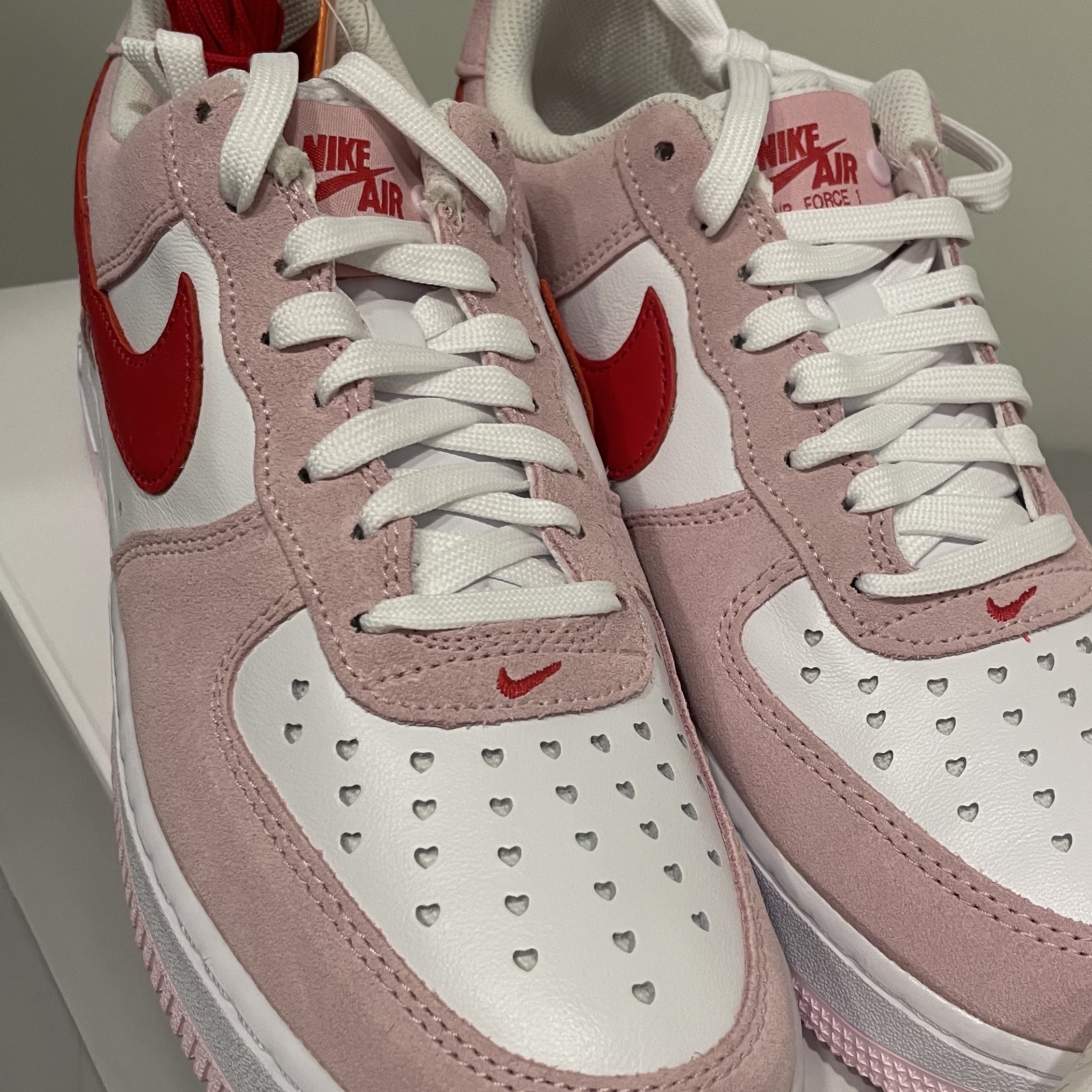 Nike Air Force 1 '07 QS Valentine's Day 착용 스타일 - 3