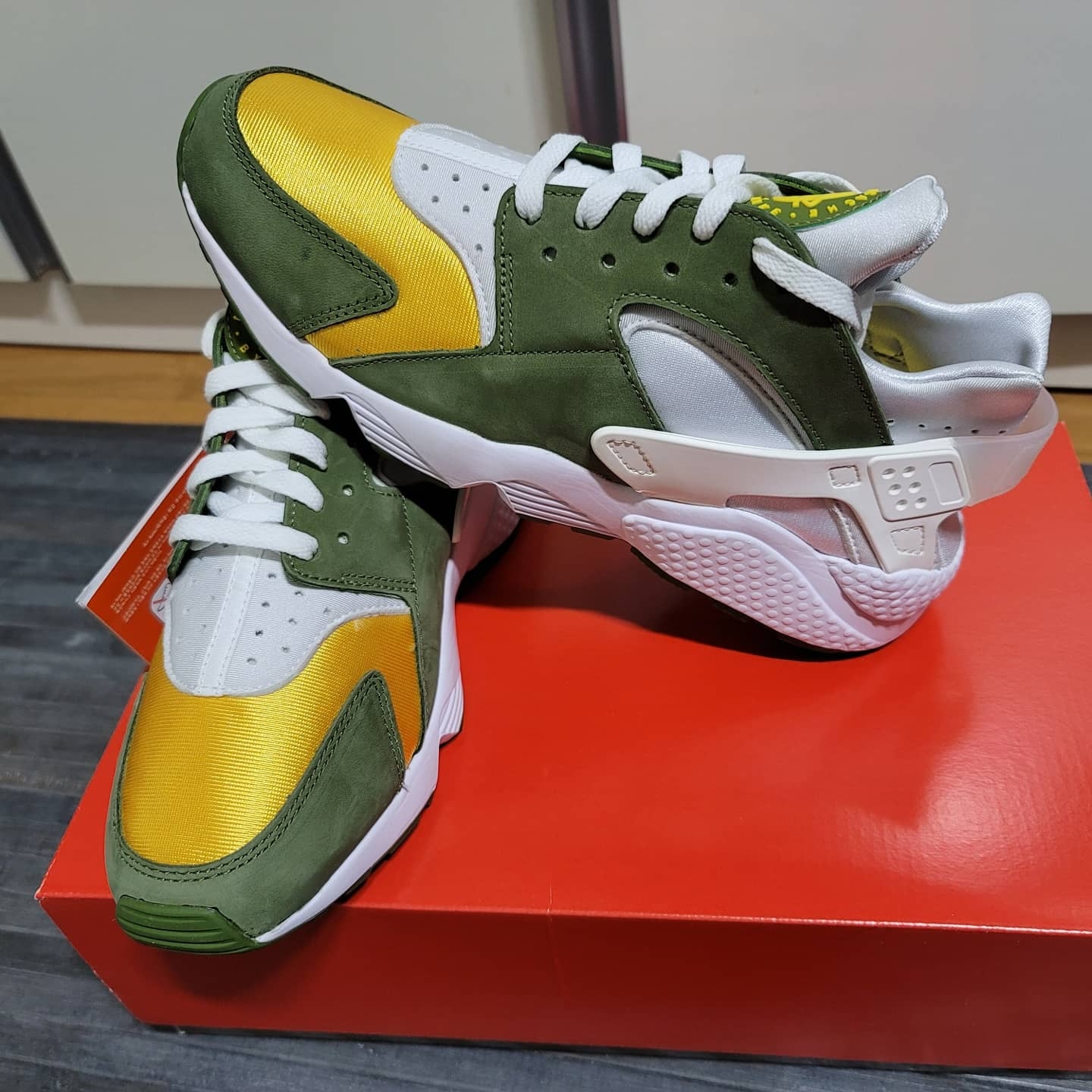 Nike x Stussy Air Huarache LE Dark Olive 착용 스타일 - 4