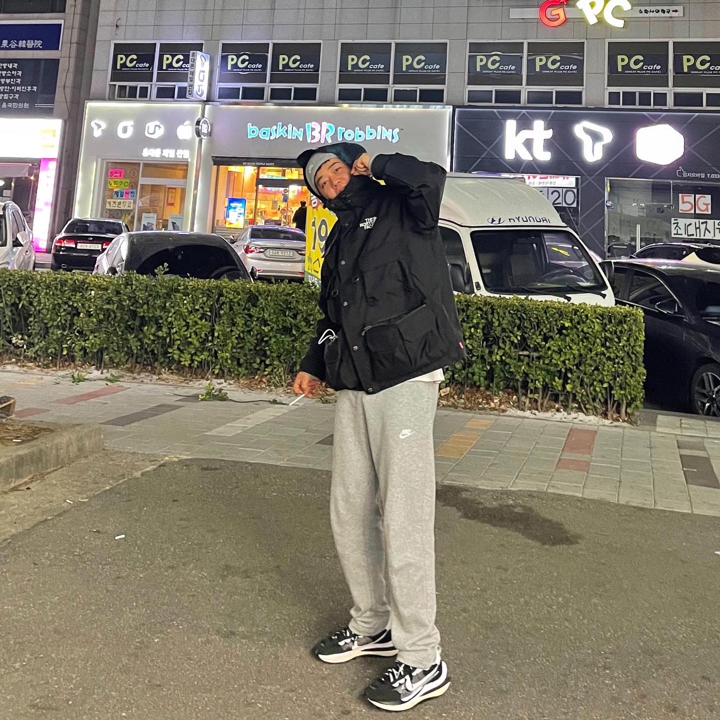 Supreme x The North Face Cargo Jacket Black - 20SS, Nike x Sacai VaporWaffle Black White 착용 스타일