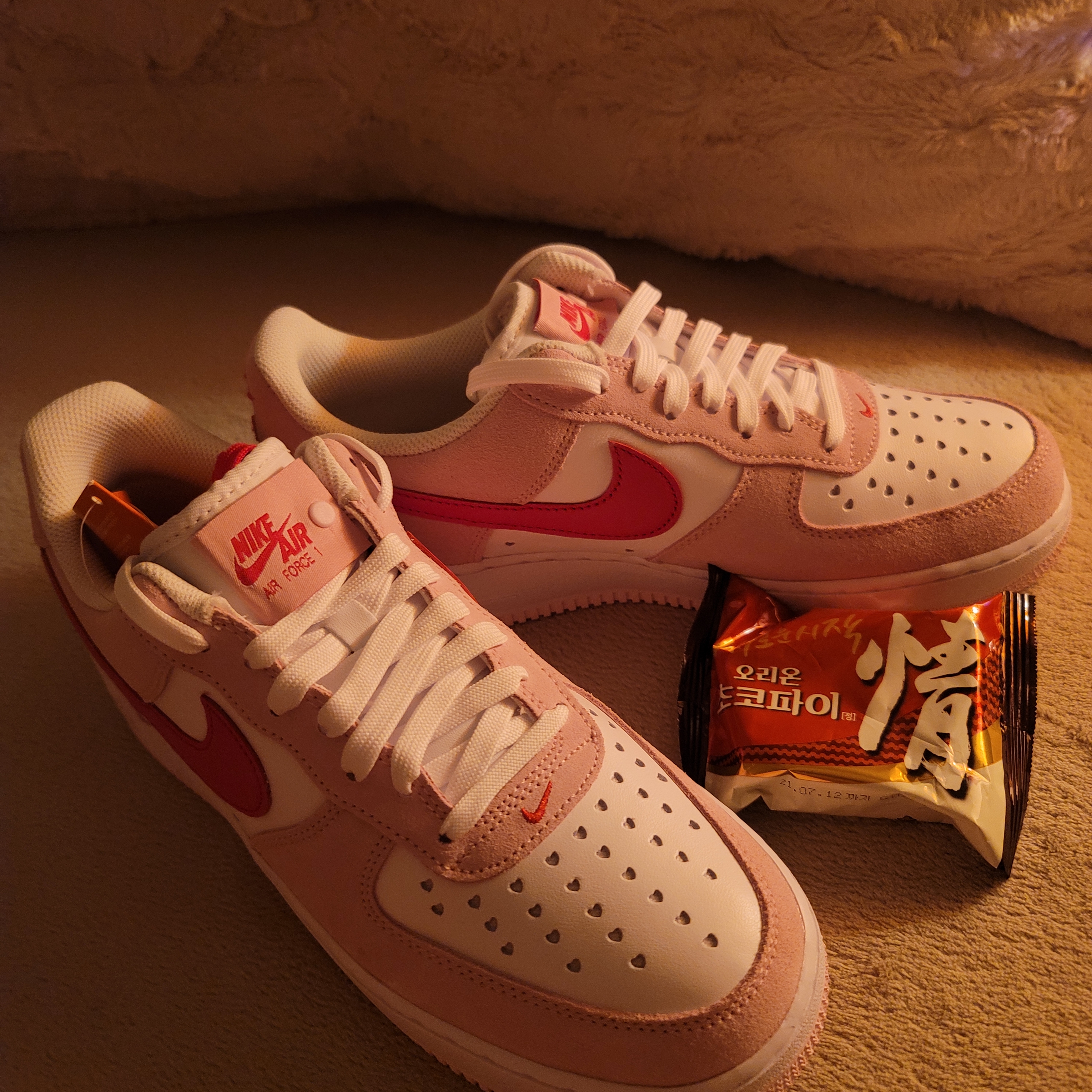 Nike Air Force 1 '07 QS Valentine's Day 착용 스타일 - 2