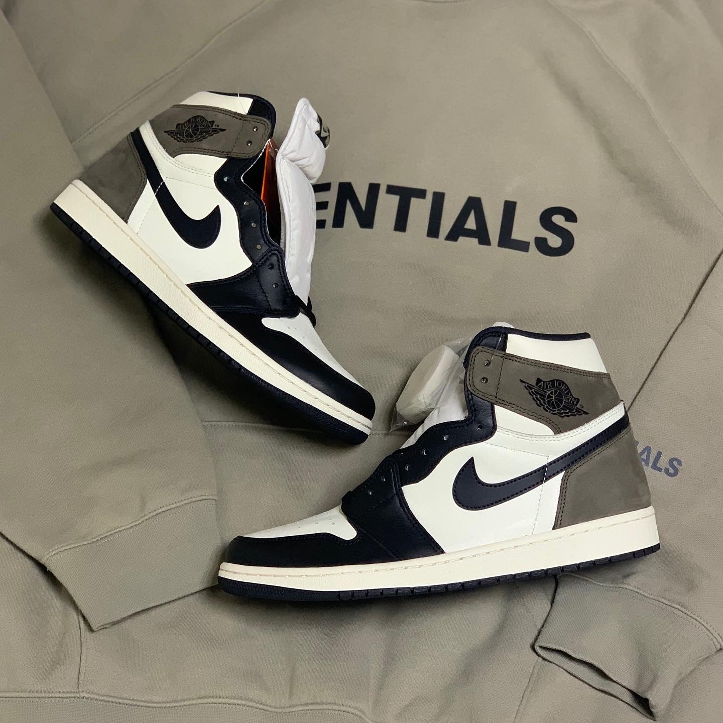 Jordan 1 Retro High OG Black Mocha, Essentials 3D Silicon Applique Pullover Hoodie Olive/Khaki - 20FW 착용 스타일 - 2