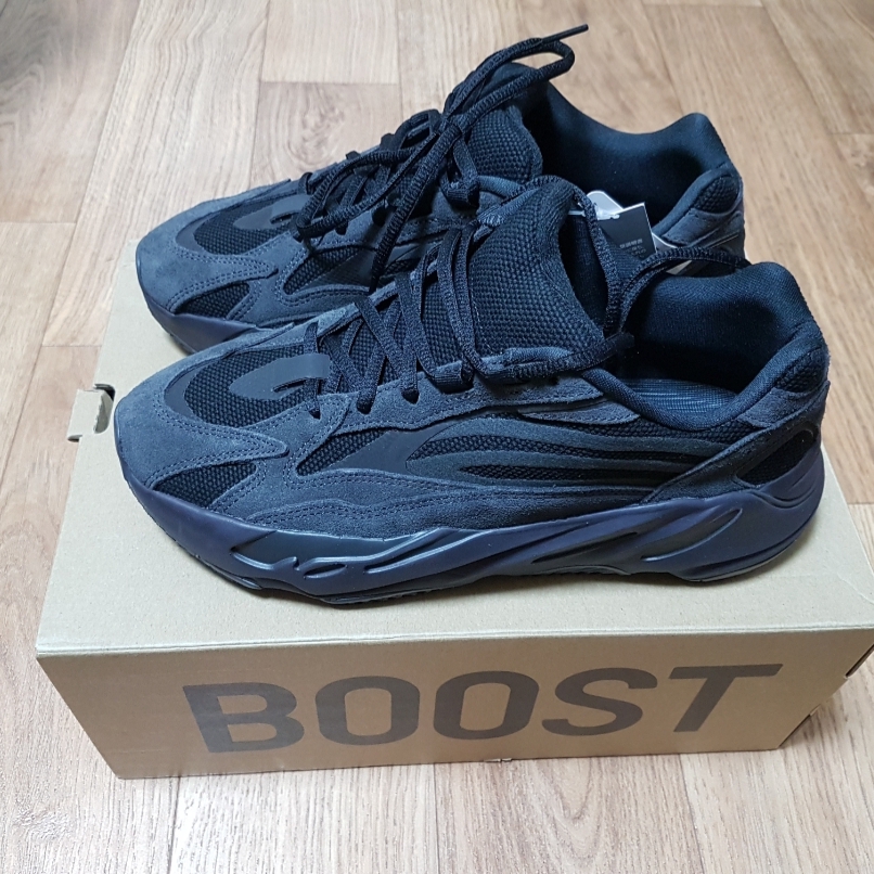 Adidas Yeezy Boost 700 V2 Vanta 2019 착용 스타일 - 1