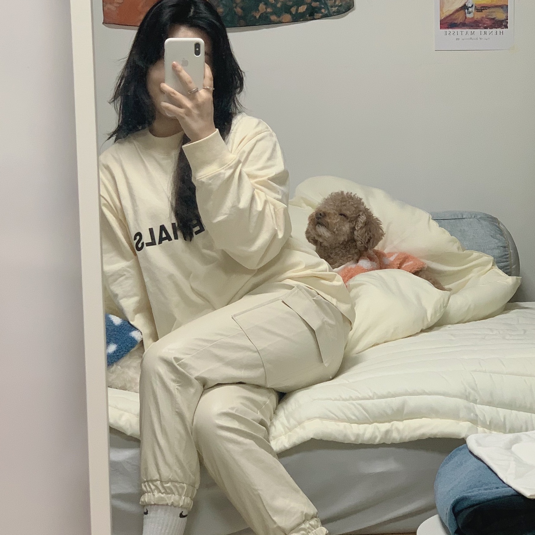 Essentials 3D Silicon Applique Boxy Long Sleeve T-Shirt Buttercream 2020 착용 스타일 - 3