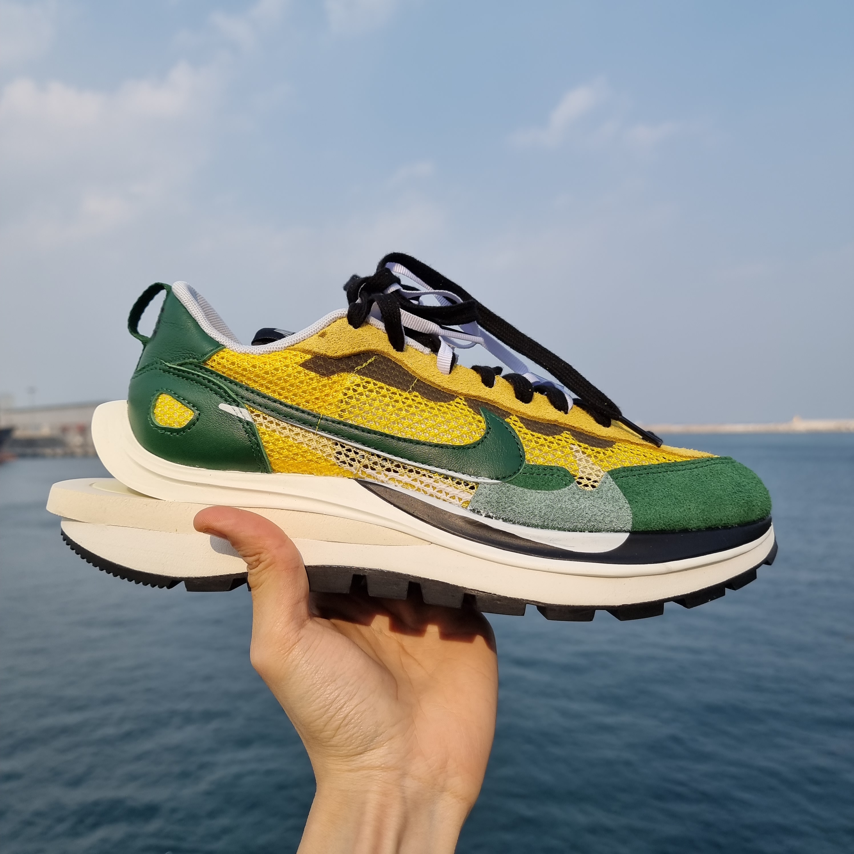 Nike x Sacai VaporWaffle Tour Yellow & Gorge Green Sail 착용 스타일 - 3
