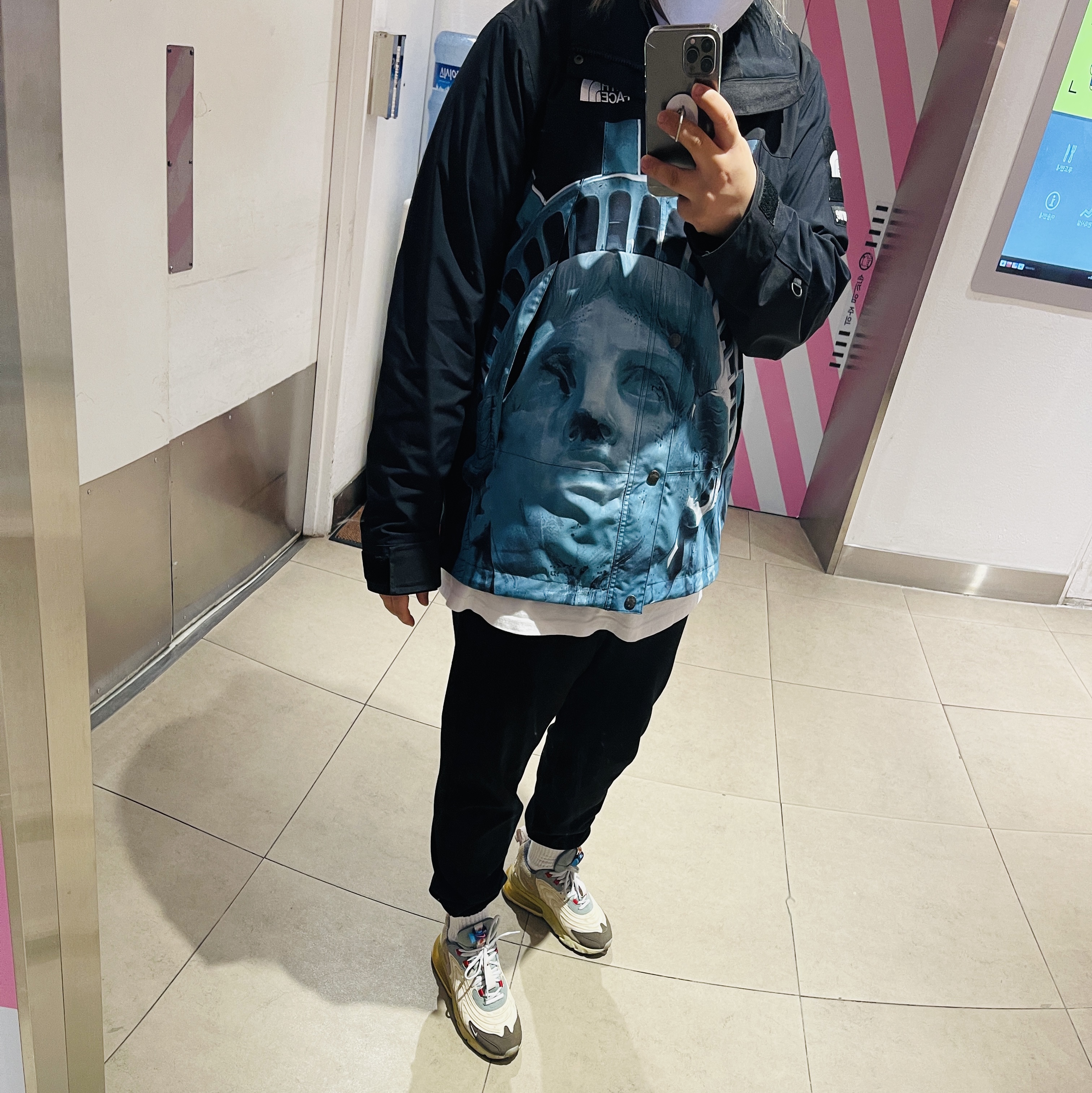 Nike x Travis Scott Air Max 270 React Cactus Trails, Supreme x The North Face Statue of Liberty Mountain Jacket Black - 19FW 착용 스타일