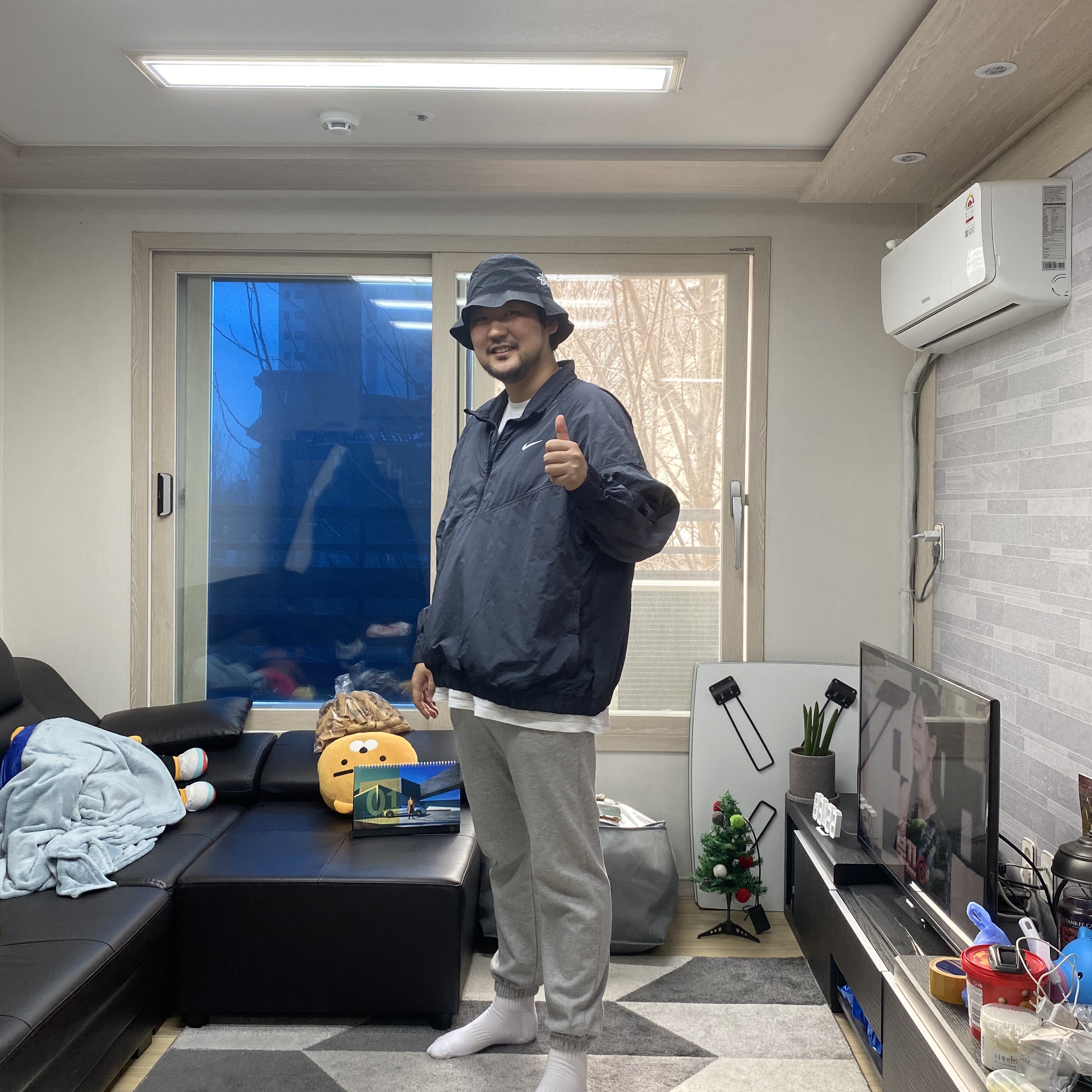 Nike x Stussy Bucket Hat Black, Nike x Stussy Windrunner Jacket Off Noir 착용 스타일