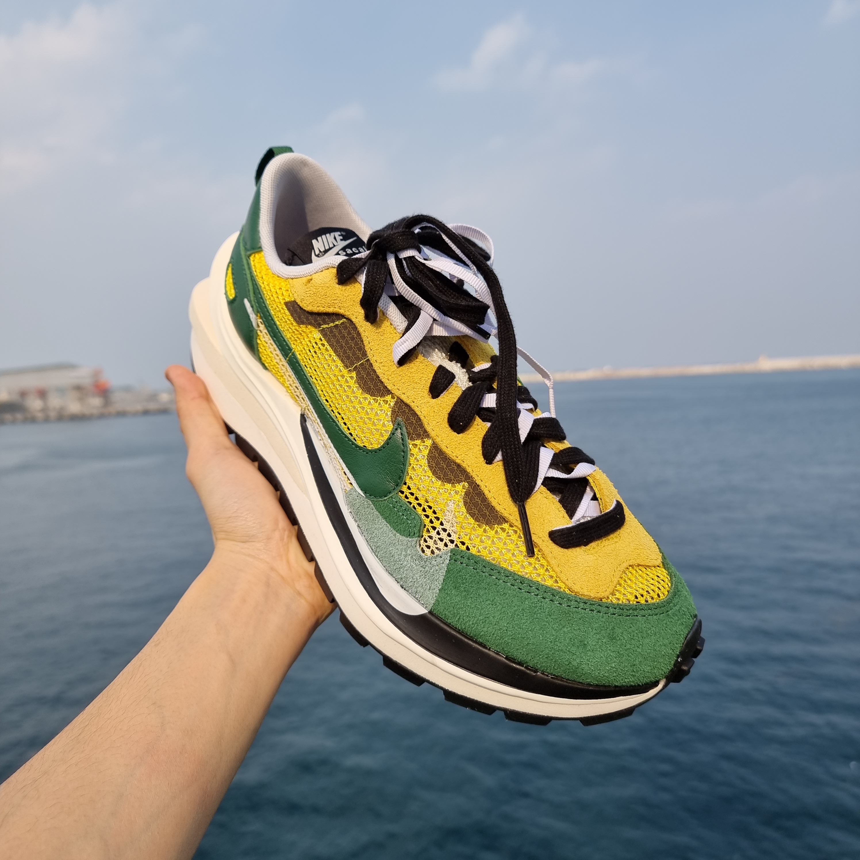 Nike x Sacai VaporWaffle Tour Yellow & Gorge Green Sail 착용 스타일 - 4