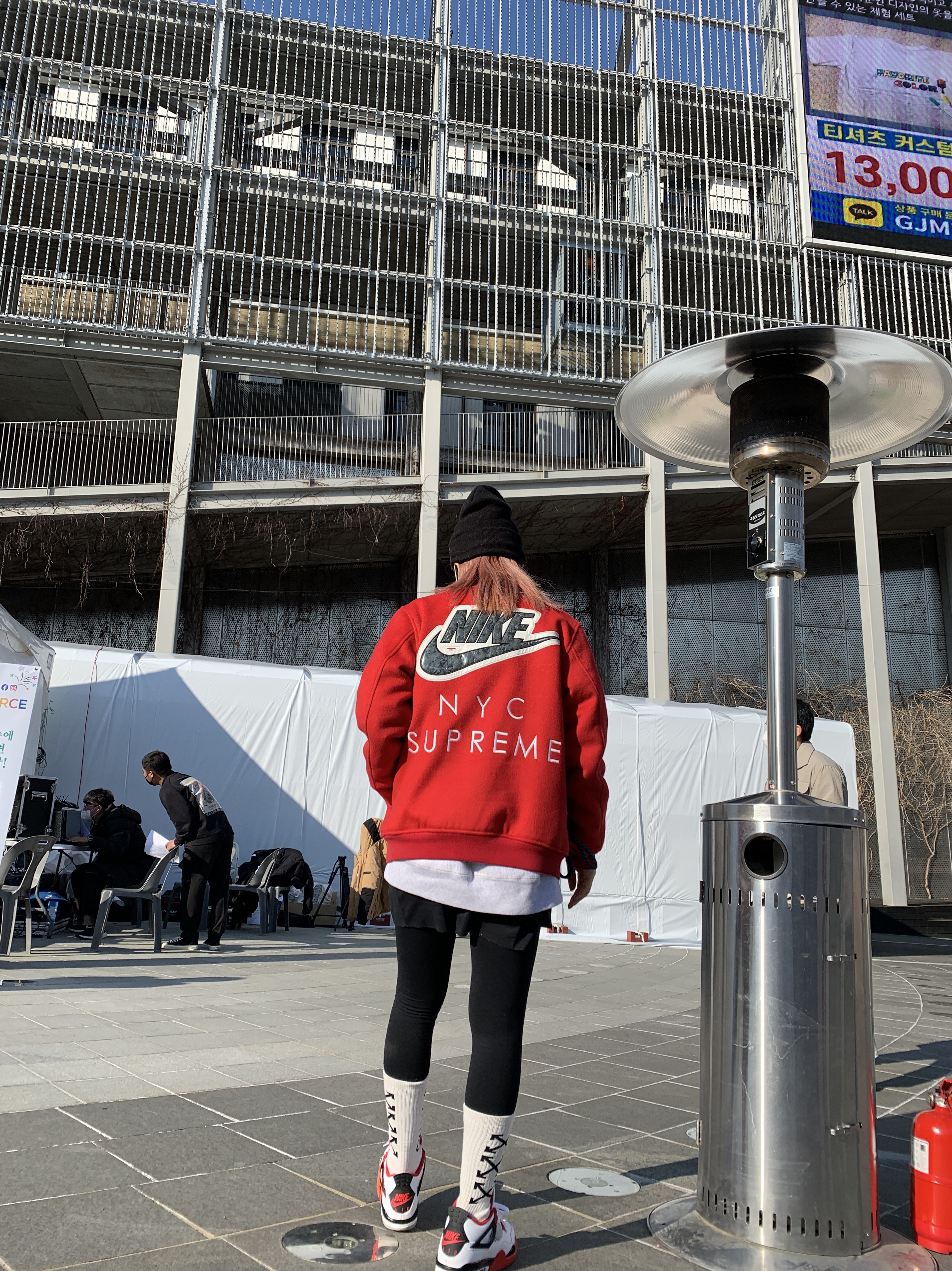 Jordan 4 Retro OG Fire Red 2020, Supreme Box Logo Crewneck Ash Grey - 18FW 착용 스타일 - 1