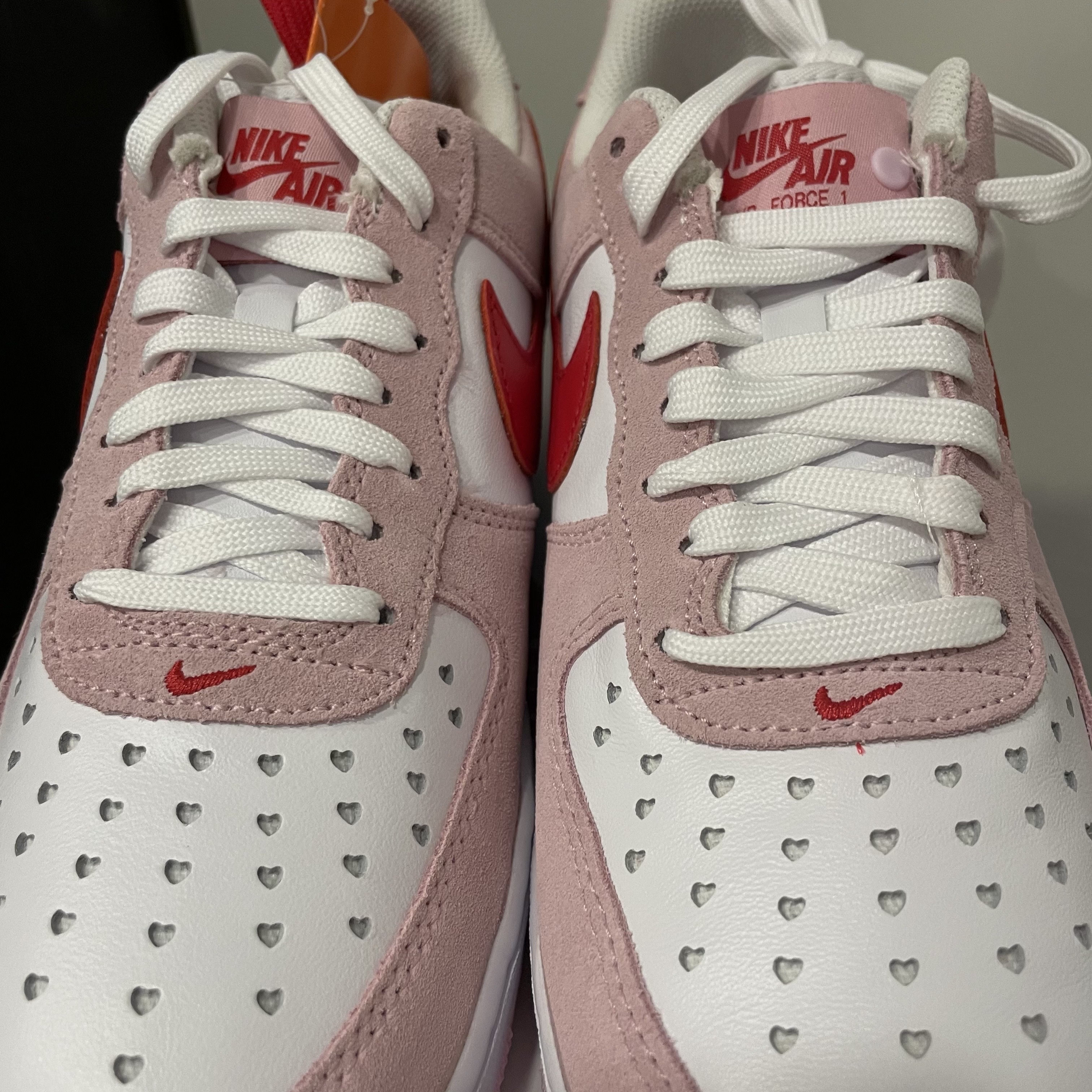 Nike Air Force 1 '07 QS Valentine's Day 착용 스타일 - 2